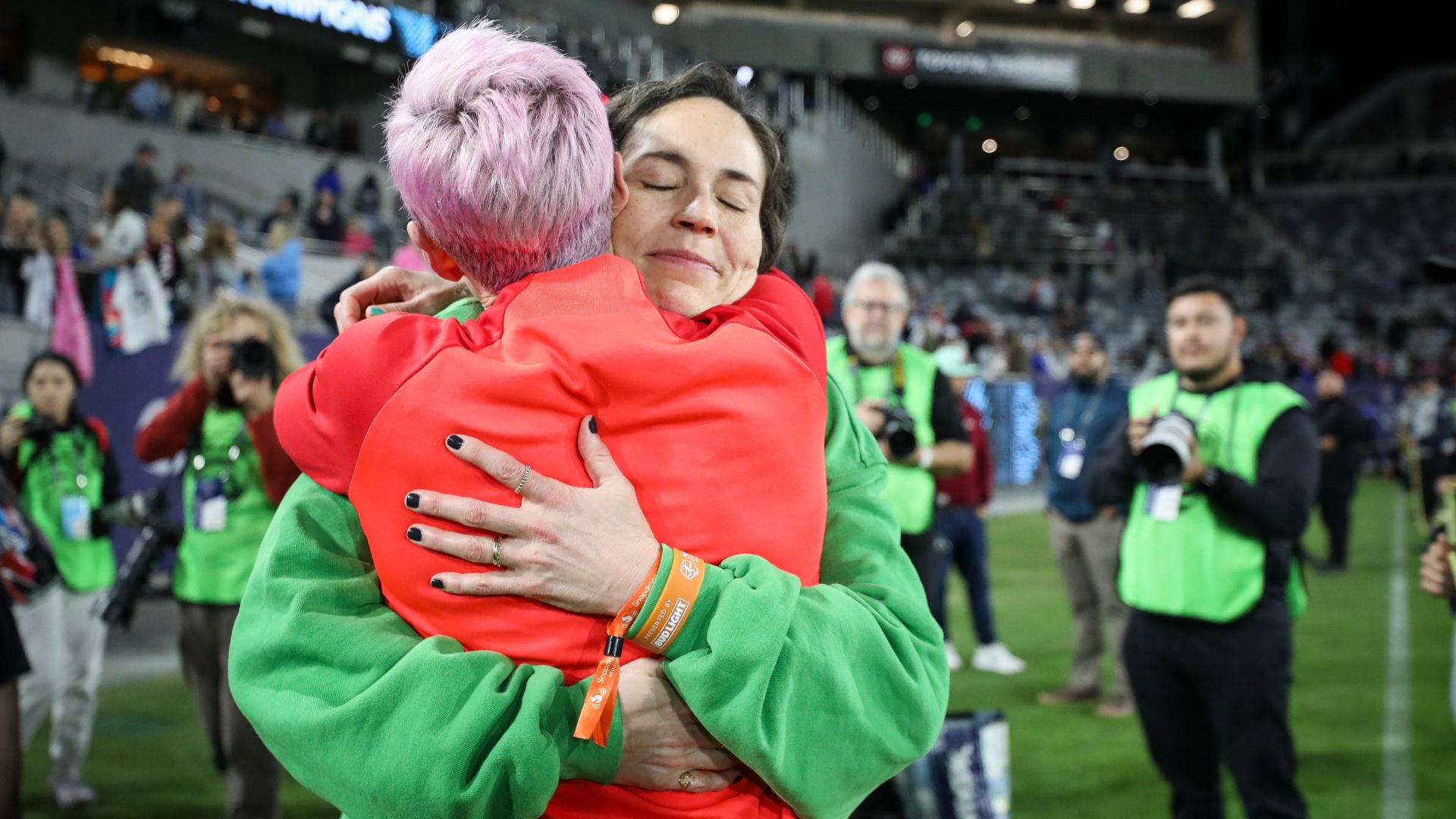 Megan Rapinoe Sue Bird hug
