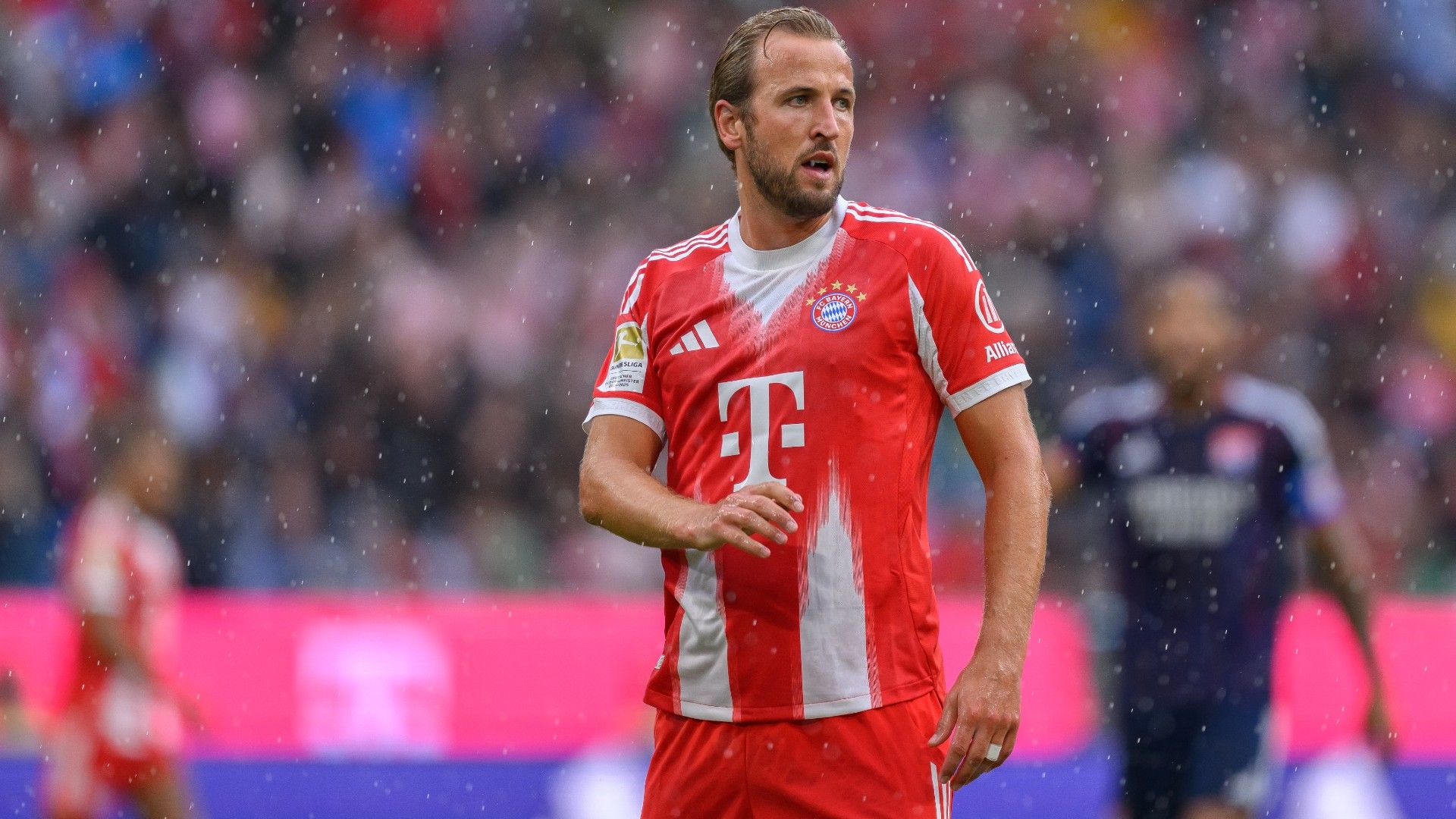 Harry Kane of FC Bayern München looks on 