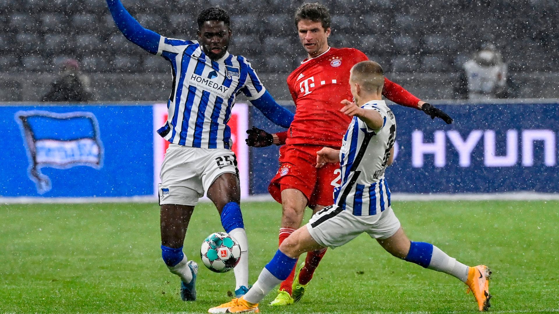 JORDAN TORUNARIGHA HERTHA BSC THOMAS MÜLLER BAYERN MÜNCHEN BUNDESLIGA 05022021