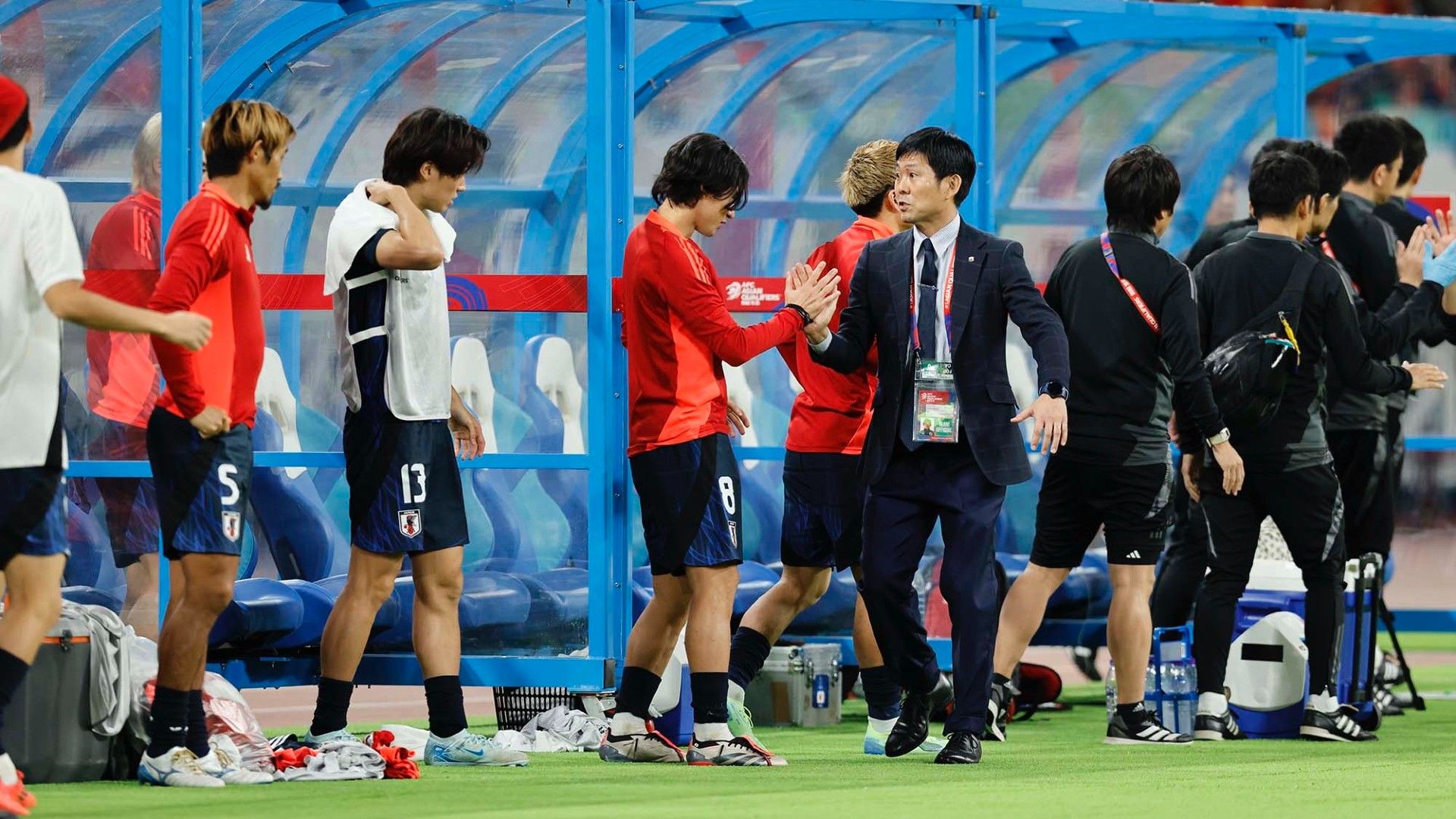 20241119-japan-after match-moriyasu-high five