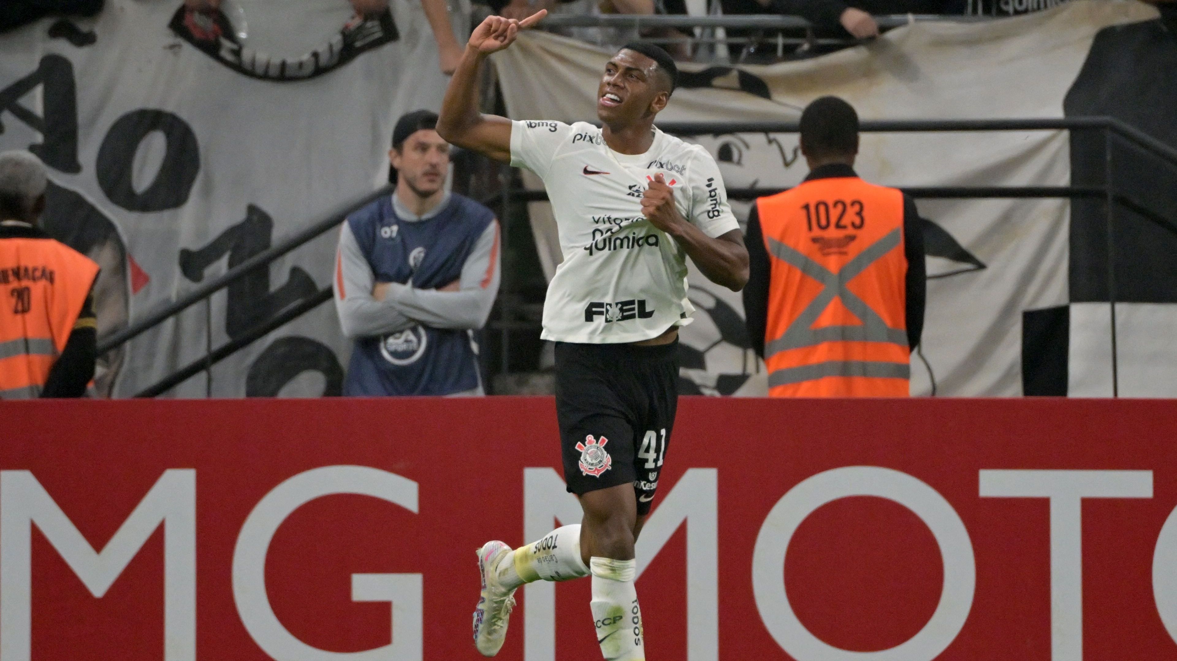 Felipe Augusto marca contra o Universitario, Sul-Americana 2023, Corinthians
