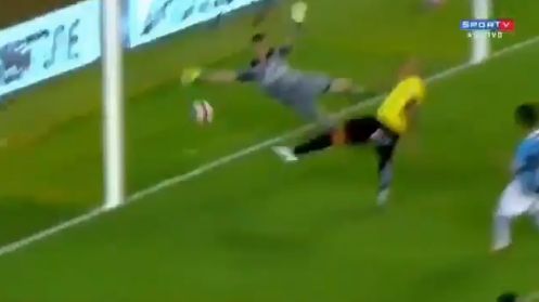 Marcelo Grohe Gremio atajada