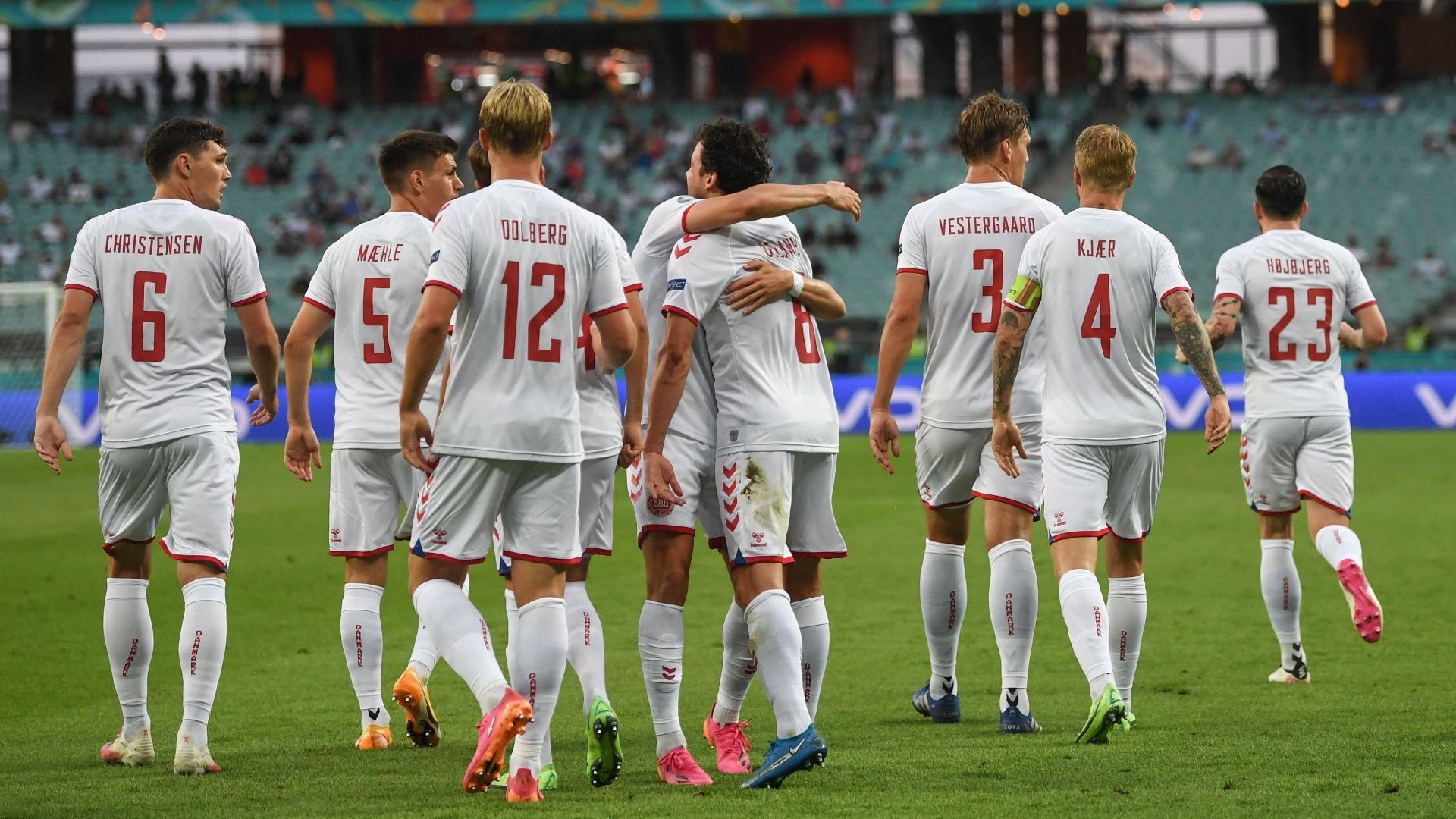 Чемпионат европы пря. Женщина с евро. Сборная чехии 2021. Португалия чемпион европы 2016. Чемпионат европы пря.