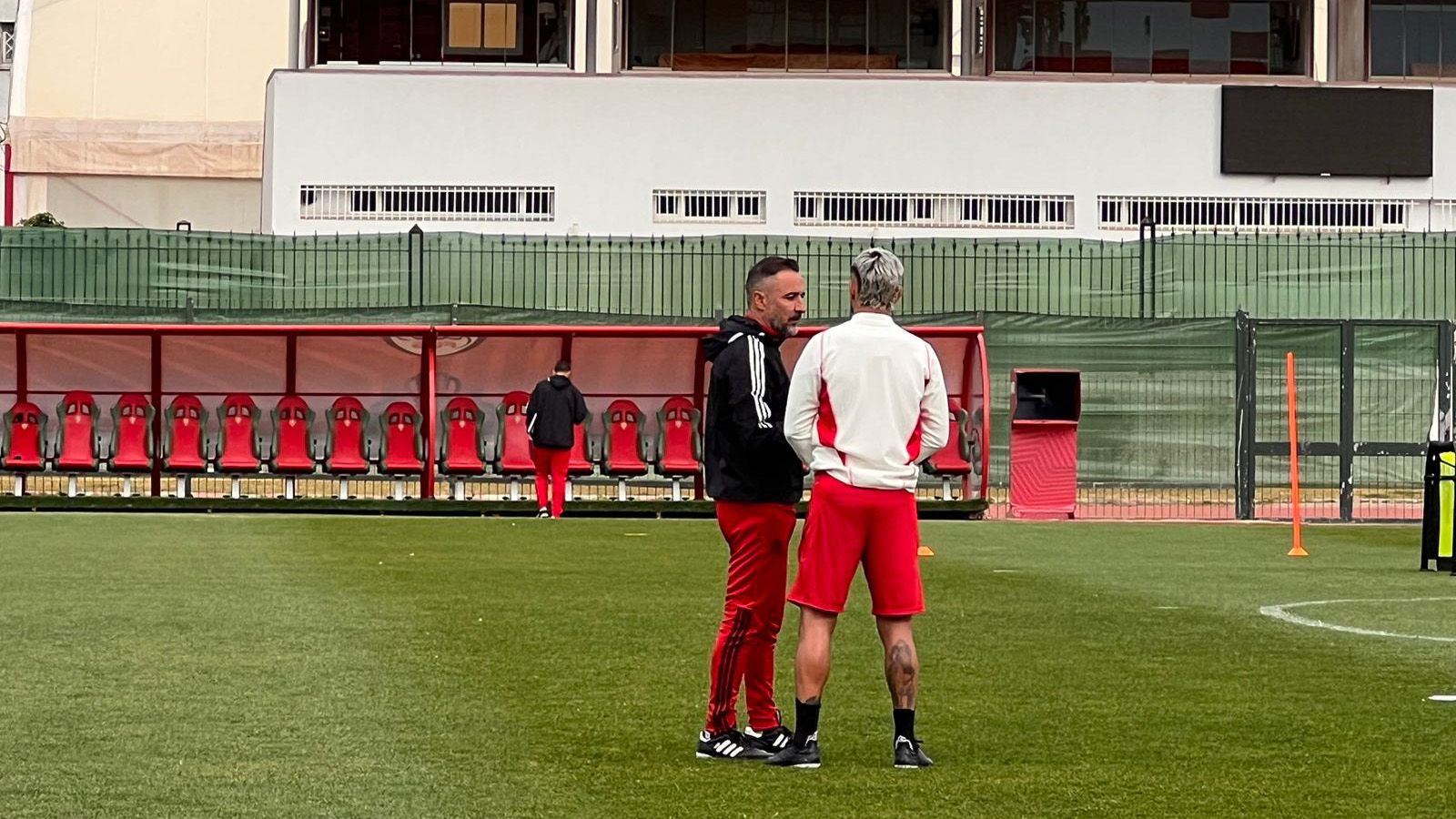 Vítor Perreira e Arrascaeta, em treino do Flamengo, no Marrocos