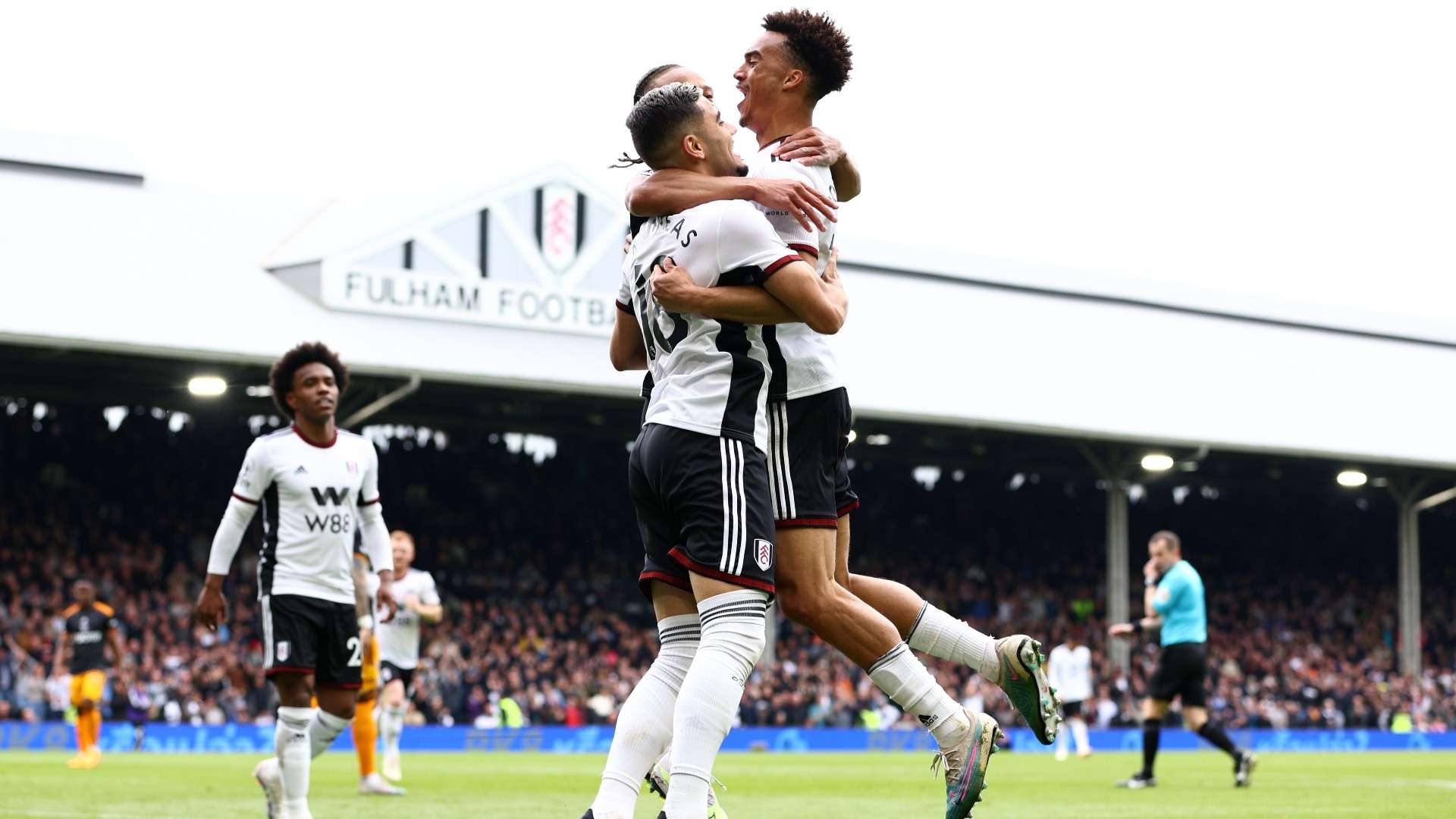 Antonee Robinson celebrates w/ Fulham players 2022-23