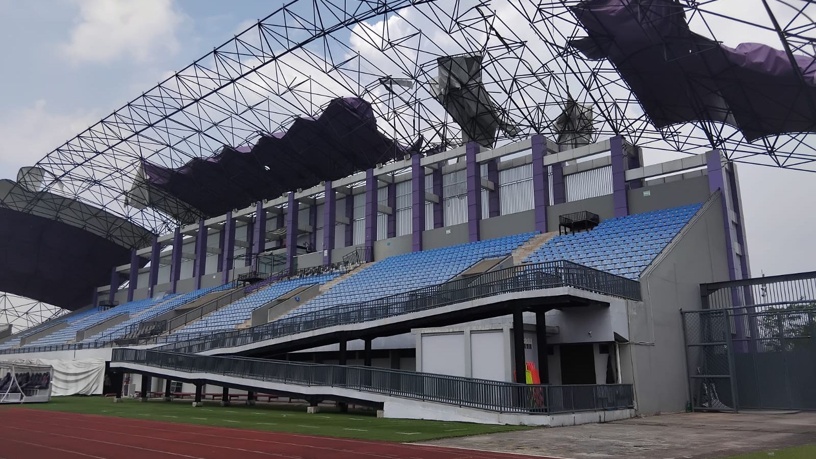 Atap rusak Indomilk Arena