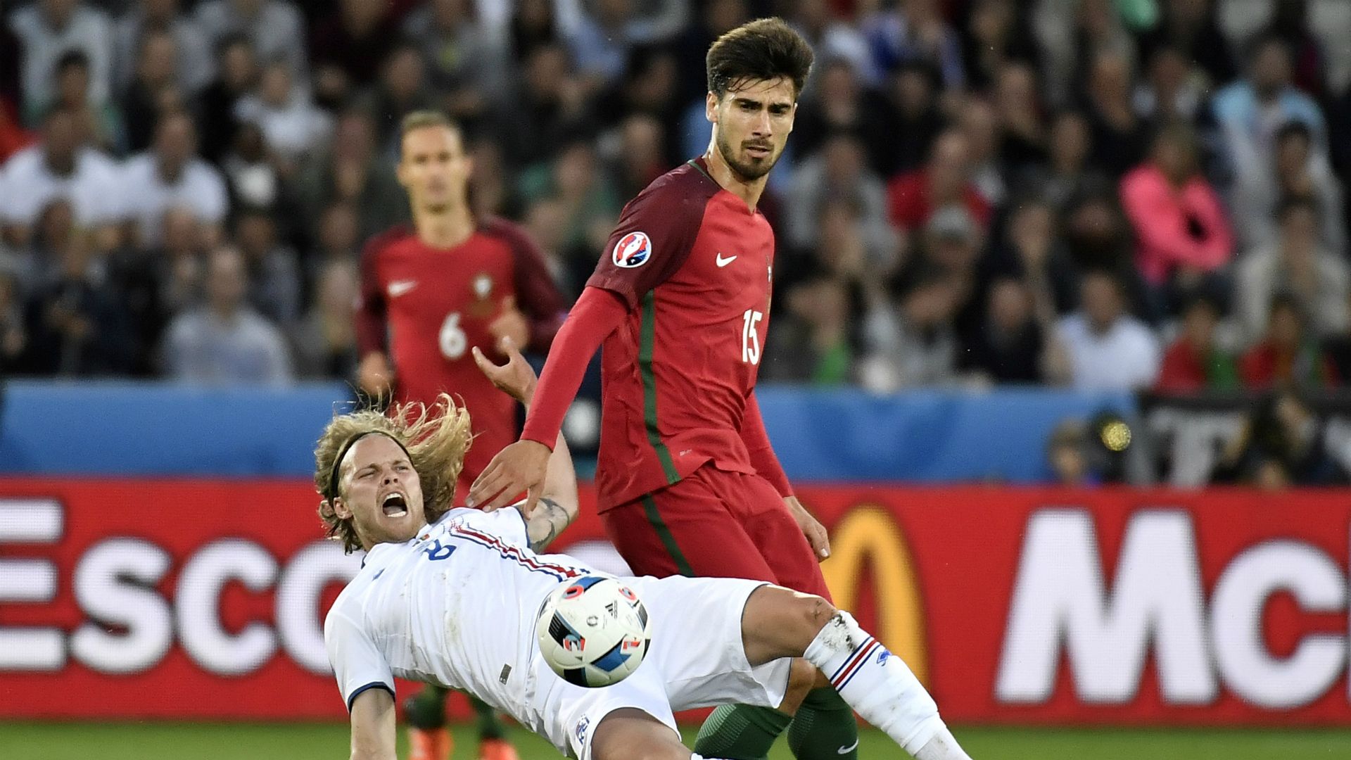 Birkir Bjarnason Andre Gomes Portugal Iceland Euro 2016