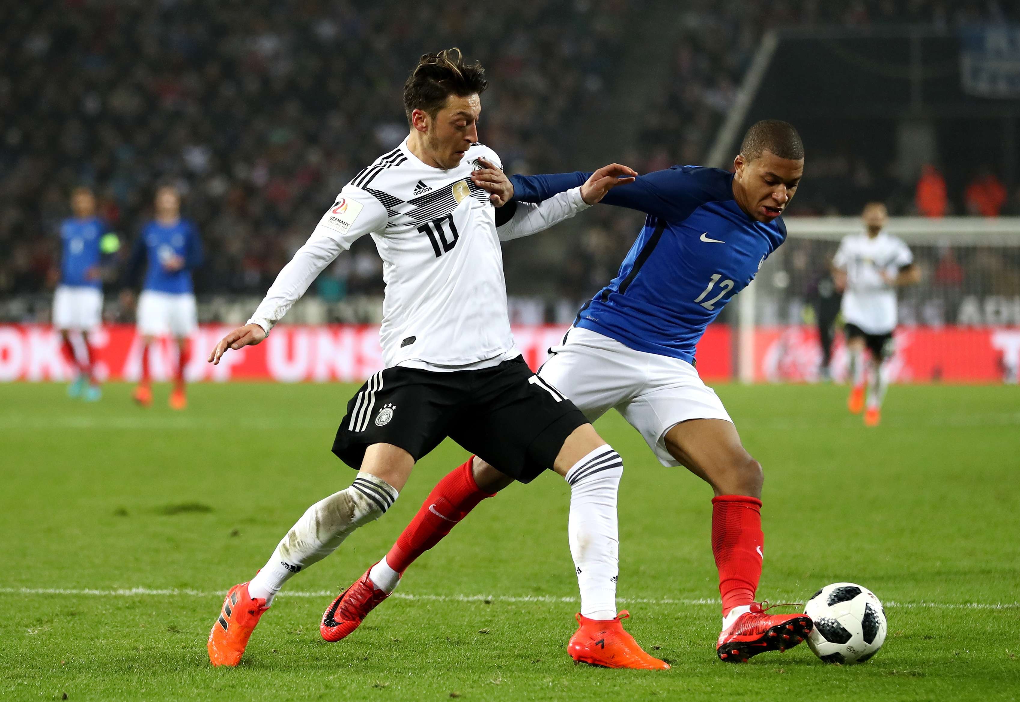 Mesut Ozil & Kylian Mbappe