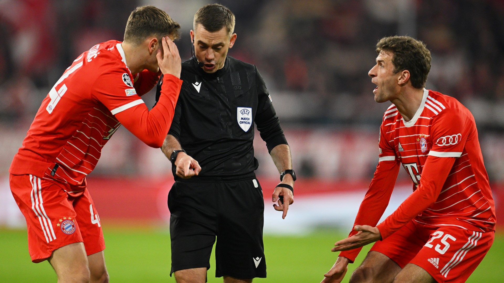 Clement Turpin Josip Stanisic Thomas Muller FC Bayern 2023