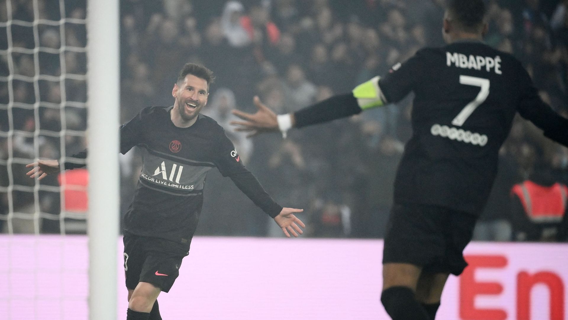Messi y Mbappé celebran un gol con el PSG
