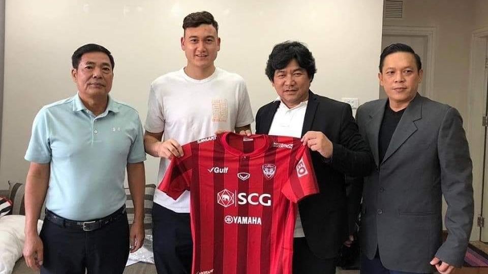 Muangthong United ký hợp đồng với Văn Lâm