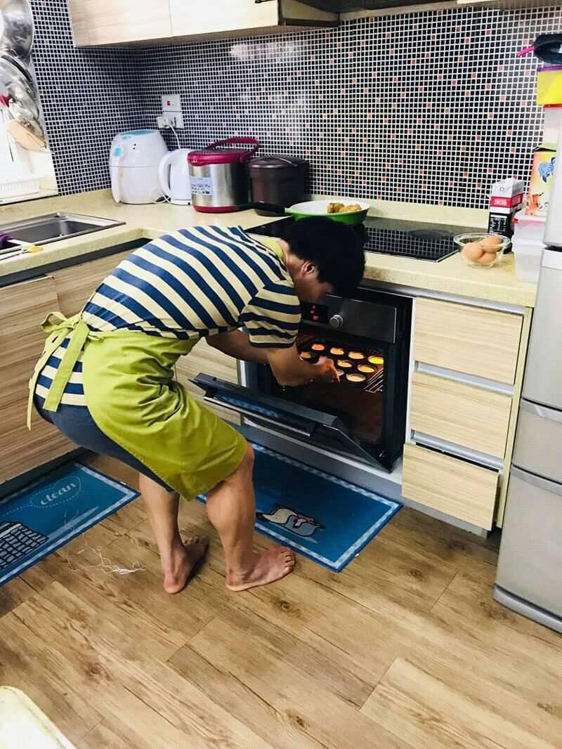 Công Phượng làm bánh 2