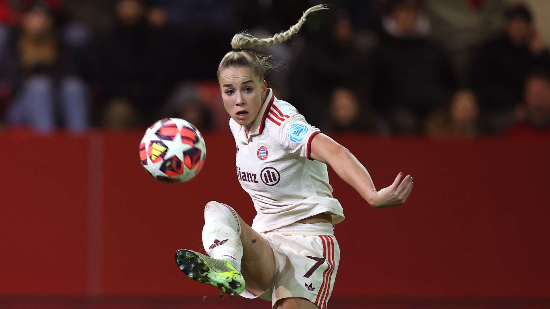 Giulia Gwinn of FC Bayern München runs with the ball