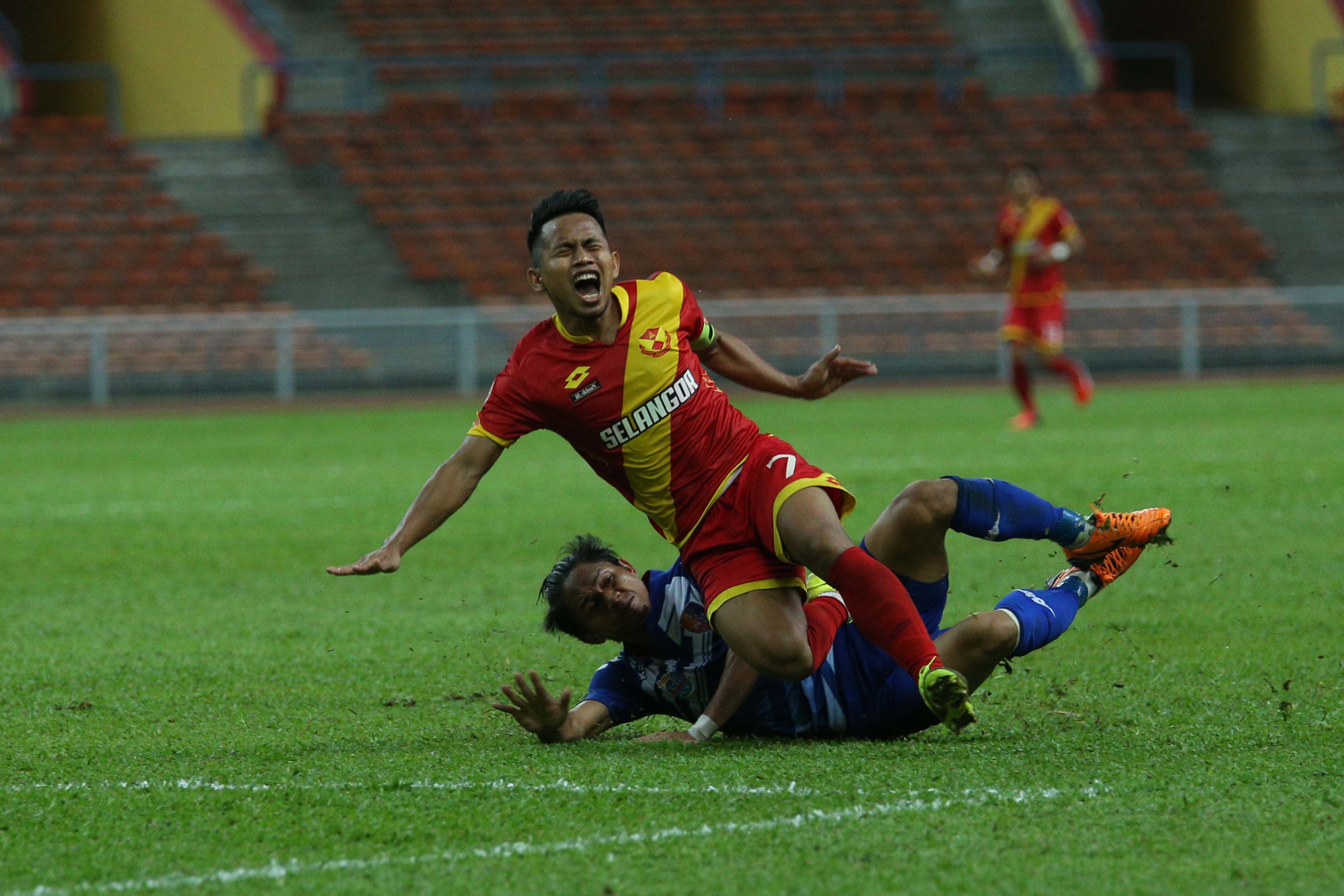 Andik Vermansyah brought down by Shahrul Azhar