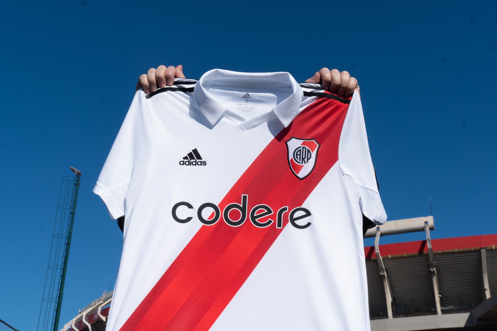 nueva camiseta titular river 22-23 12082022