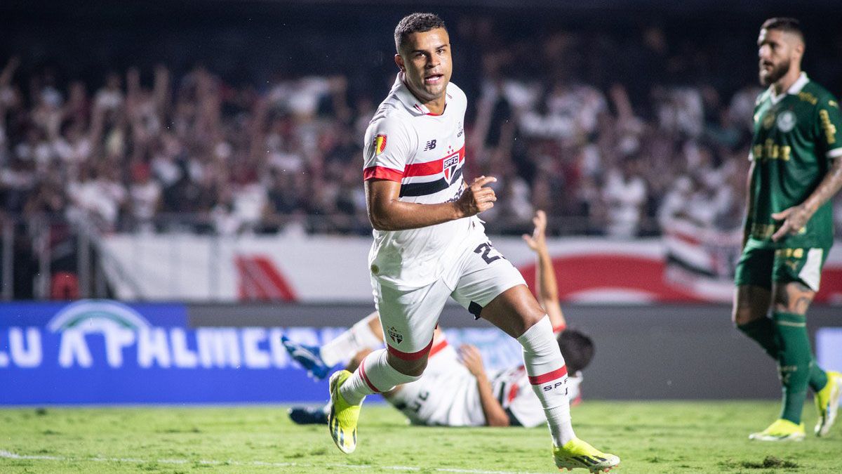 Alisson comemora gol contra o Palmeiras