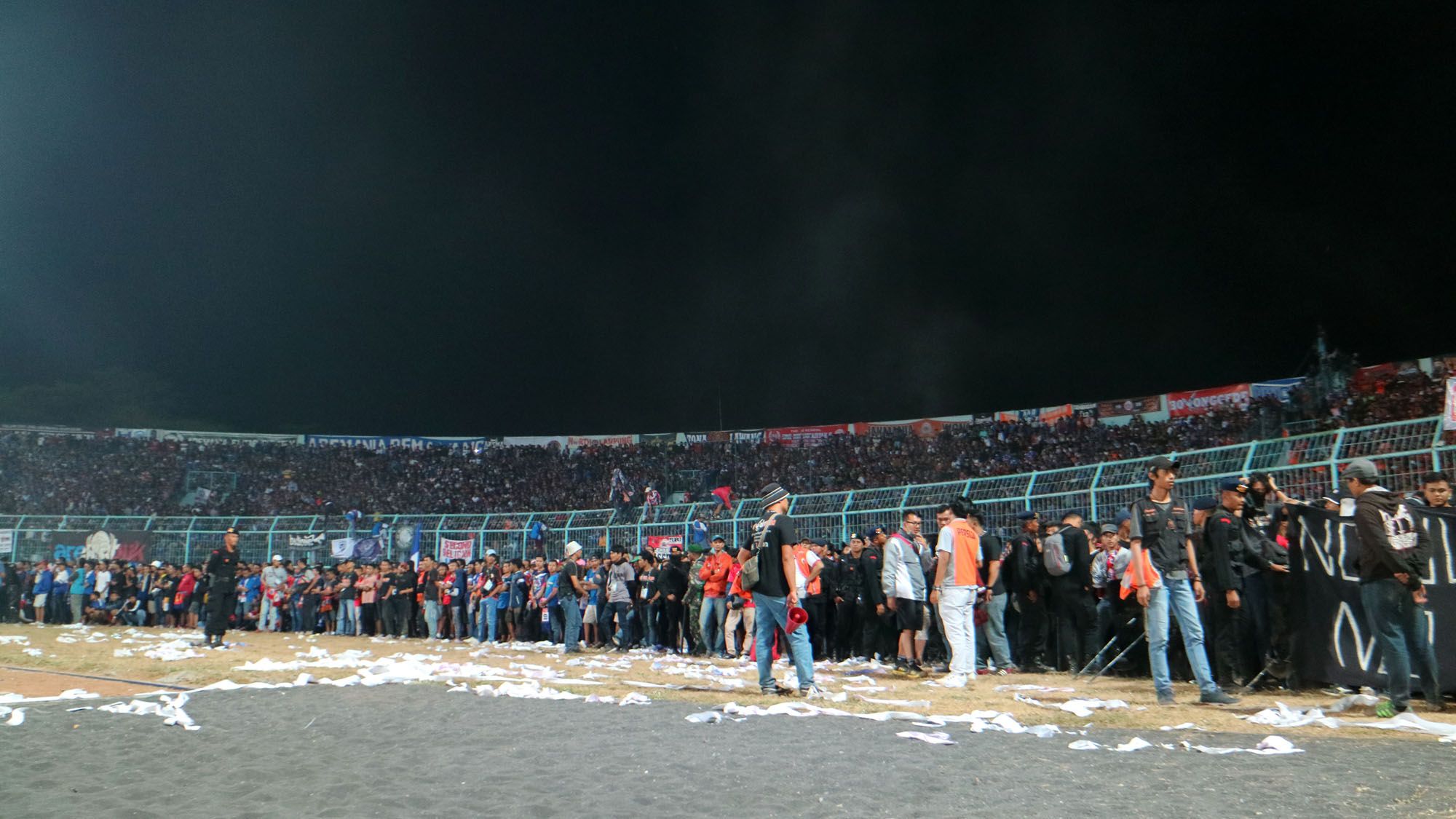 Stadion Kanjuruhan - Suporter Membludak
