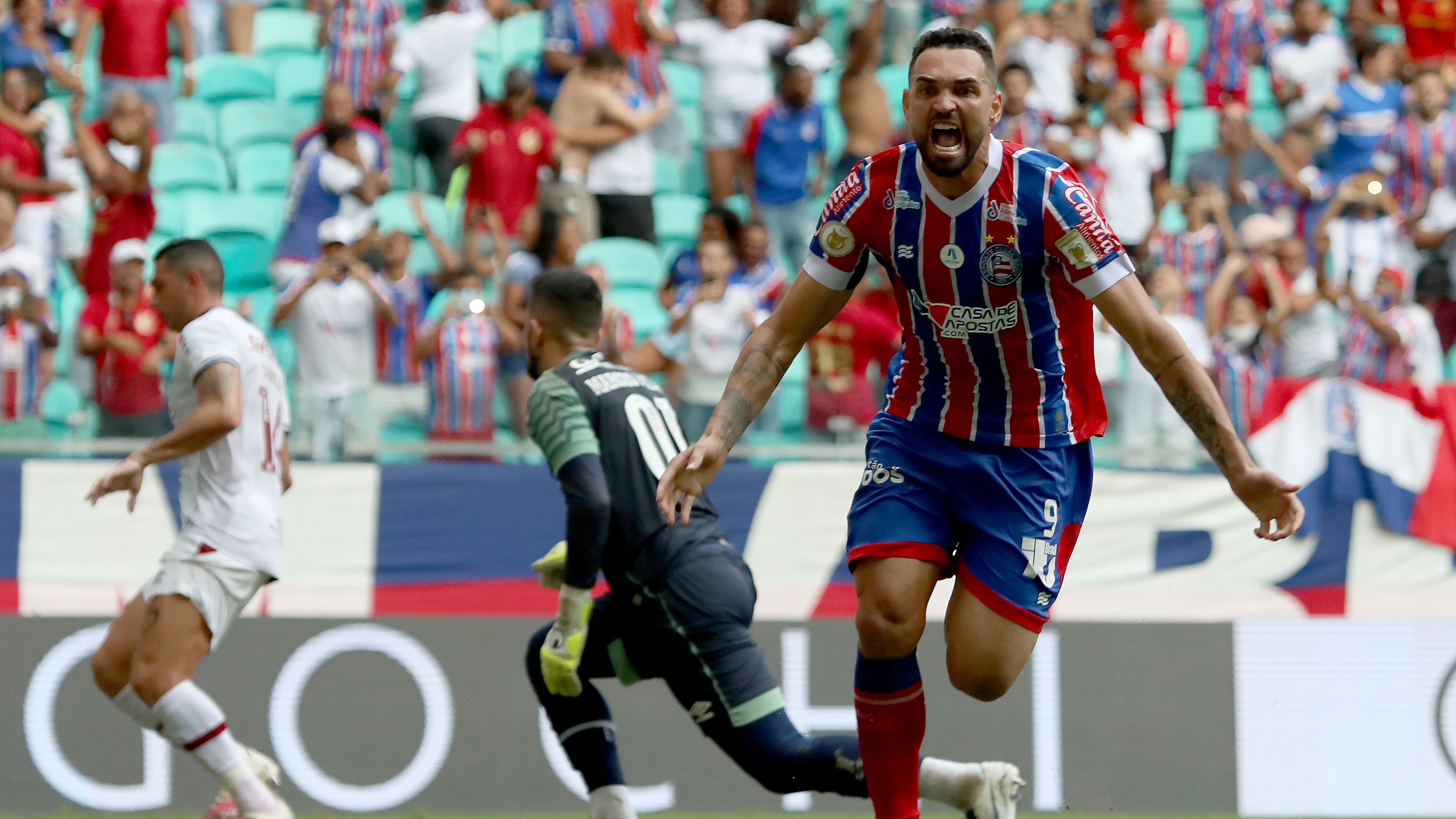 Gilberto comemora gol pelo Bahia