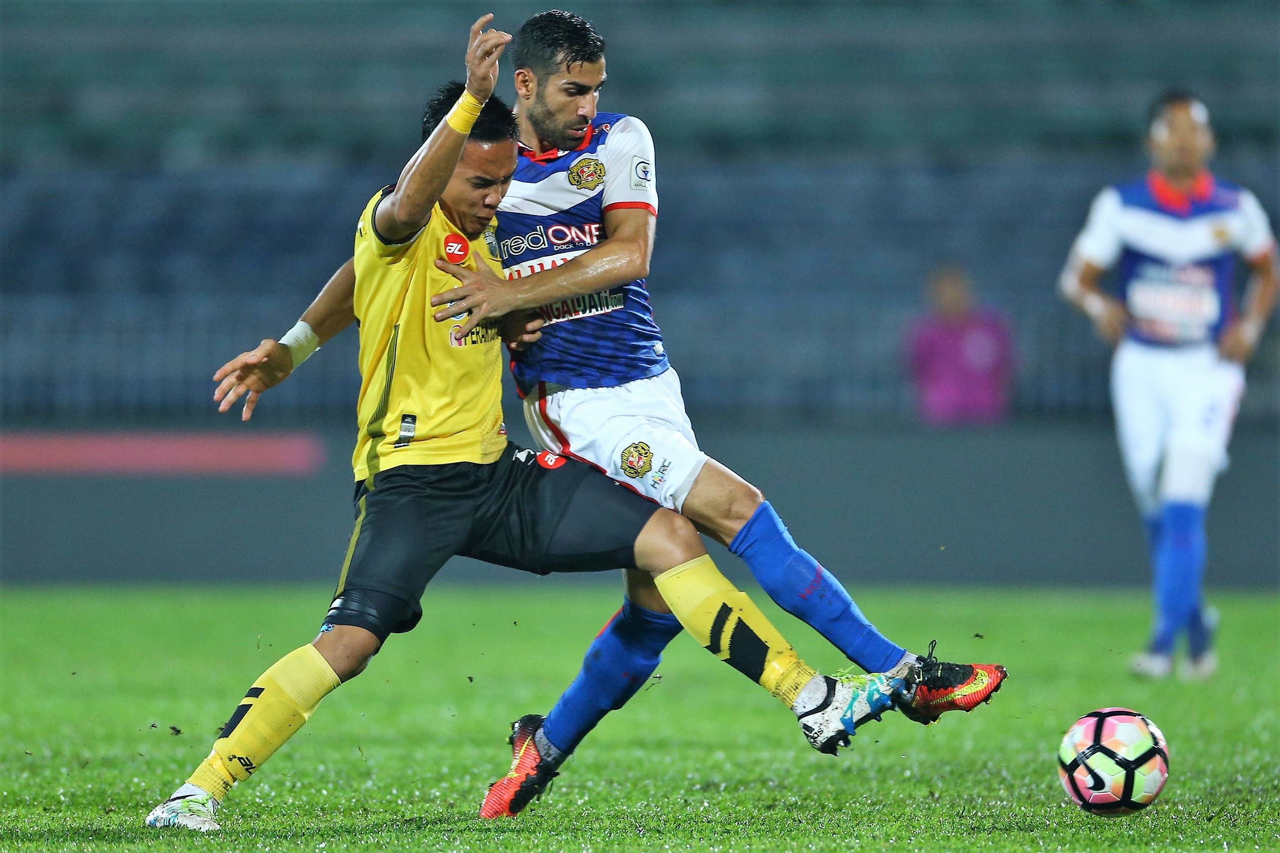Kelantan's Mohammed G/addar (right) tries to get past Perak's Shahrom Kalam 1/3/2017