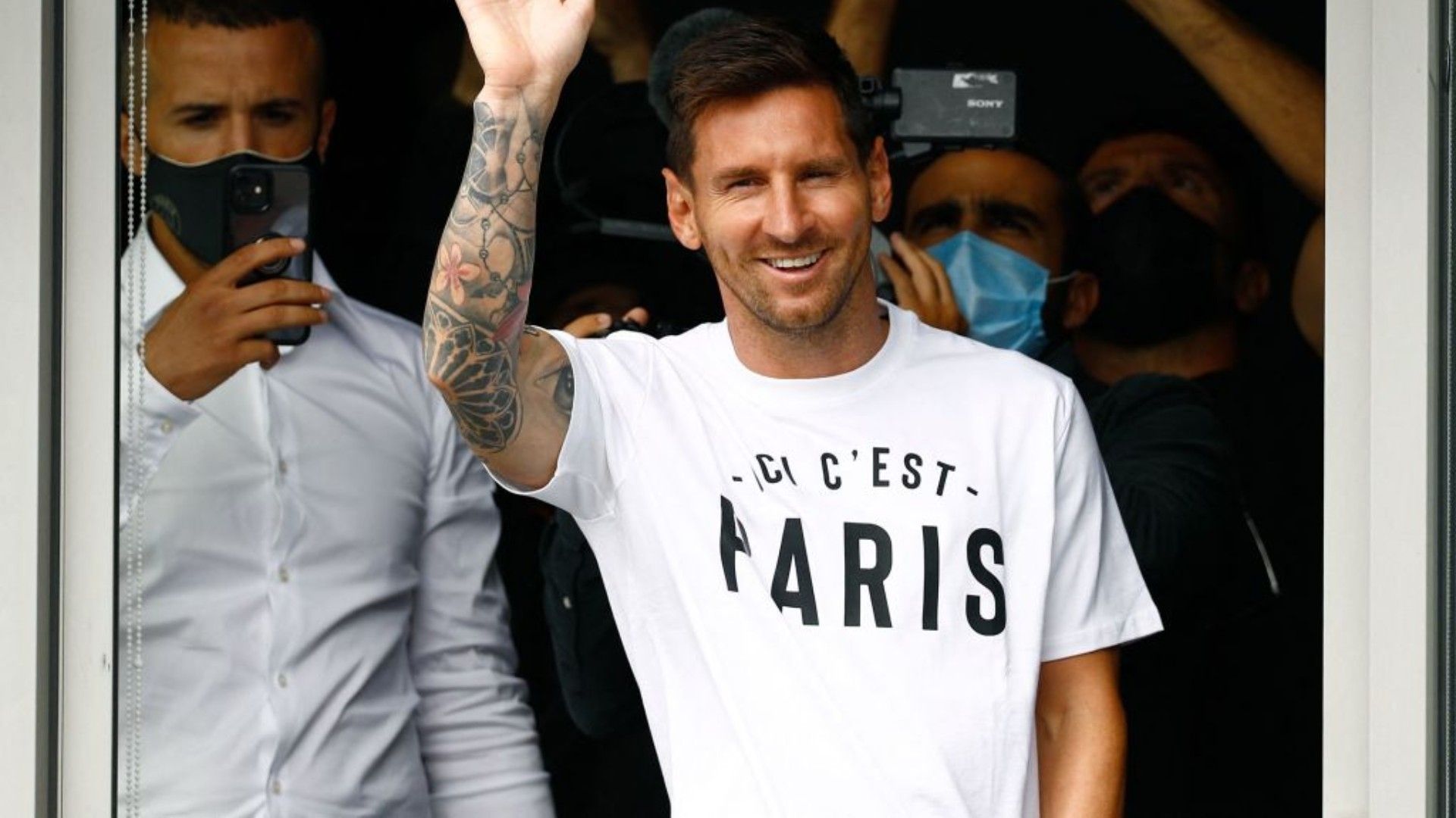 Lionel Messi saluda a los aficionados en parís