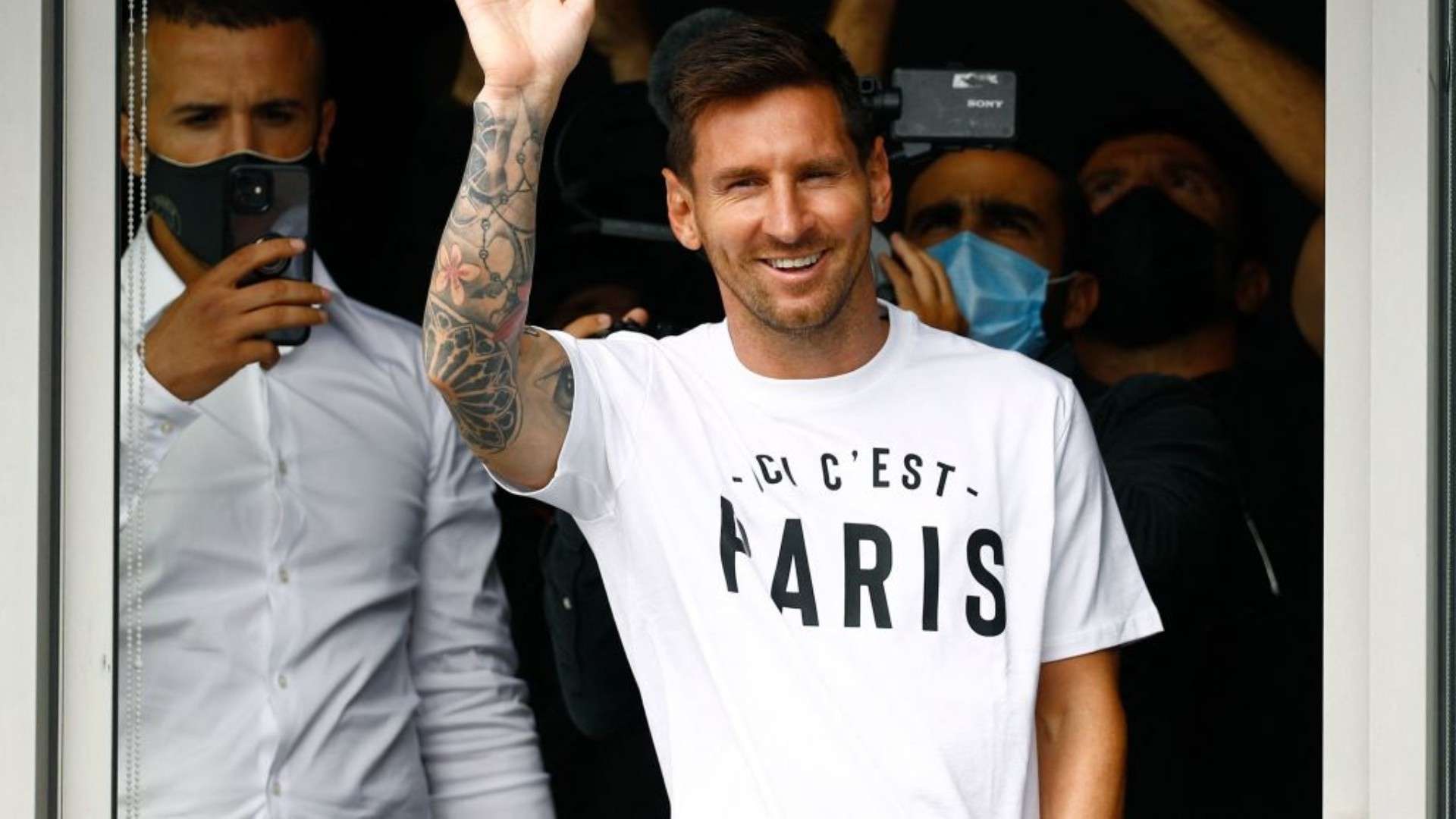 Lionel Messi saluda a los aficionados en parís