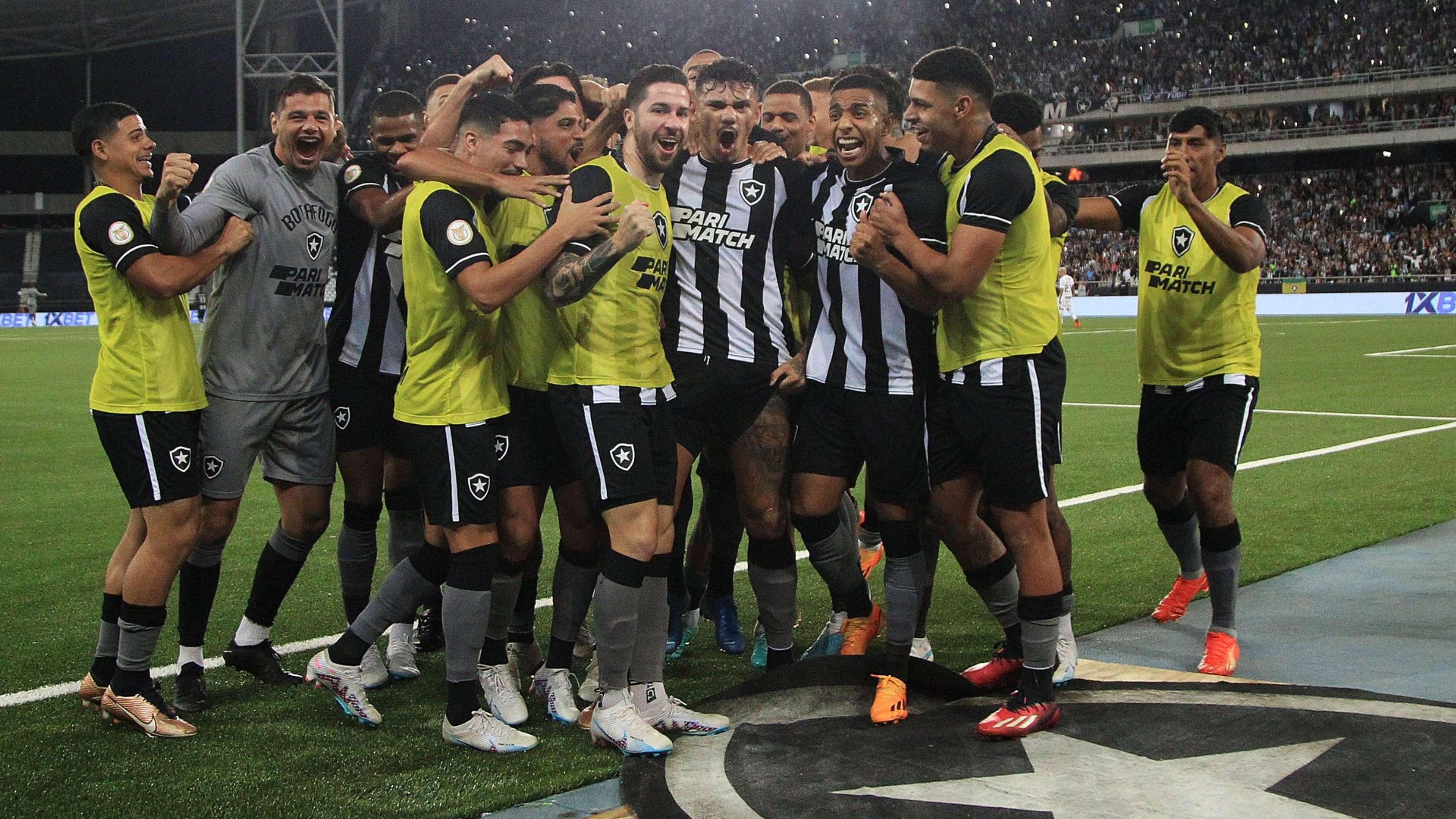 Jogadores do Botafogo comemoram gol de Tiquinho Soares contra o Corinthians no Brasileirão 2023, 11/05/2023