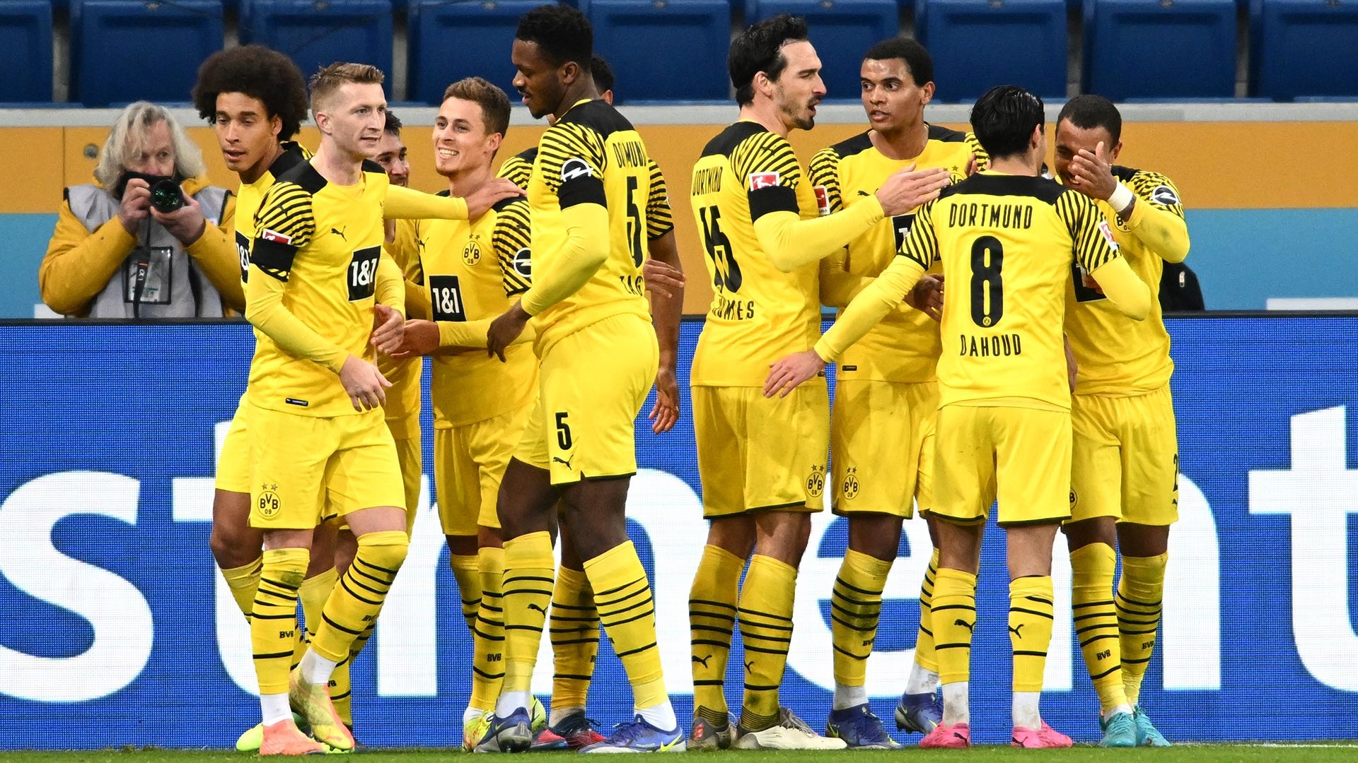 Dortmund celebrating 2021-22