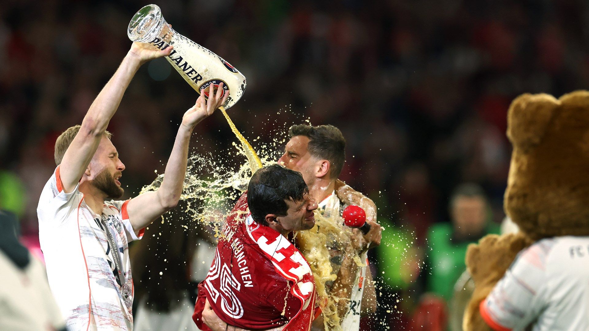 Konrad Laimer Thomas Muller FC Bayern beer 2025