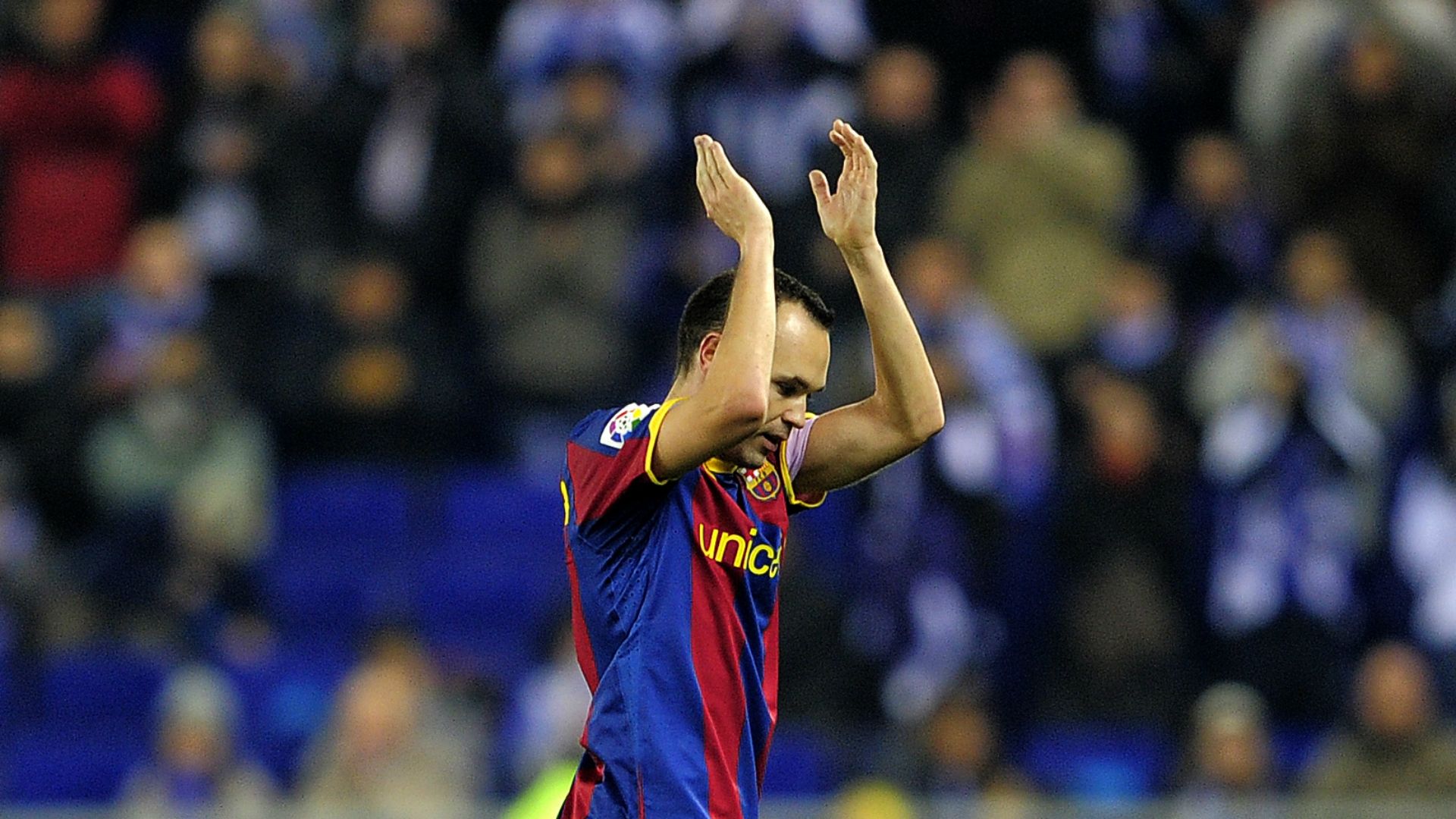 Fans opposition standing ovation