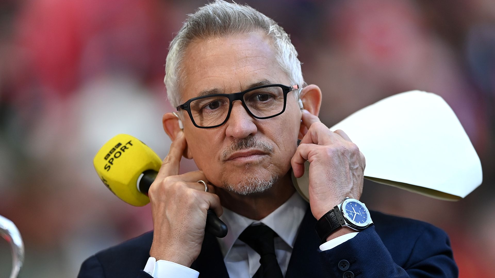 Gary Lineker plugging ears