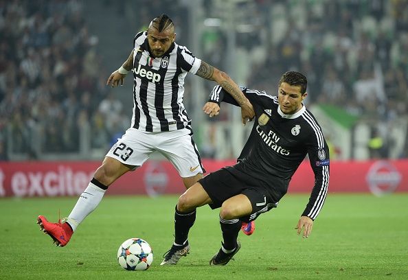Arturo Vidal ante Cristiano Ronaldo.