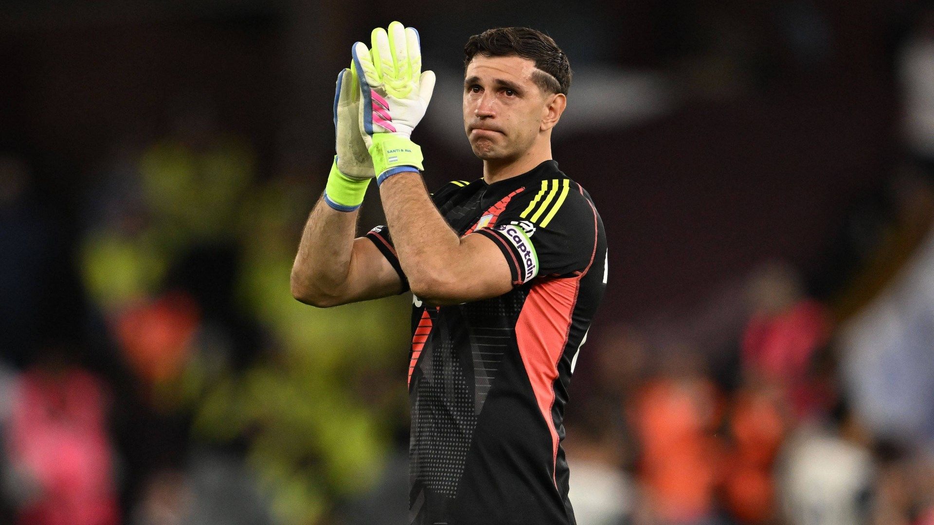 Tränen-Abschied von den Villa-Fans! Wechselhammer bei Weltmeister Emiliano Martinez zeichnet sich ab