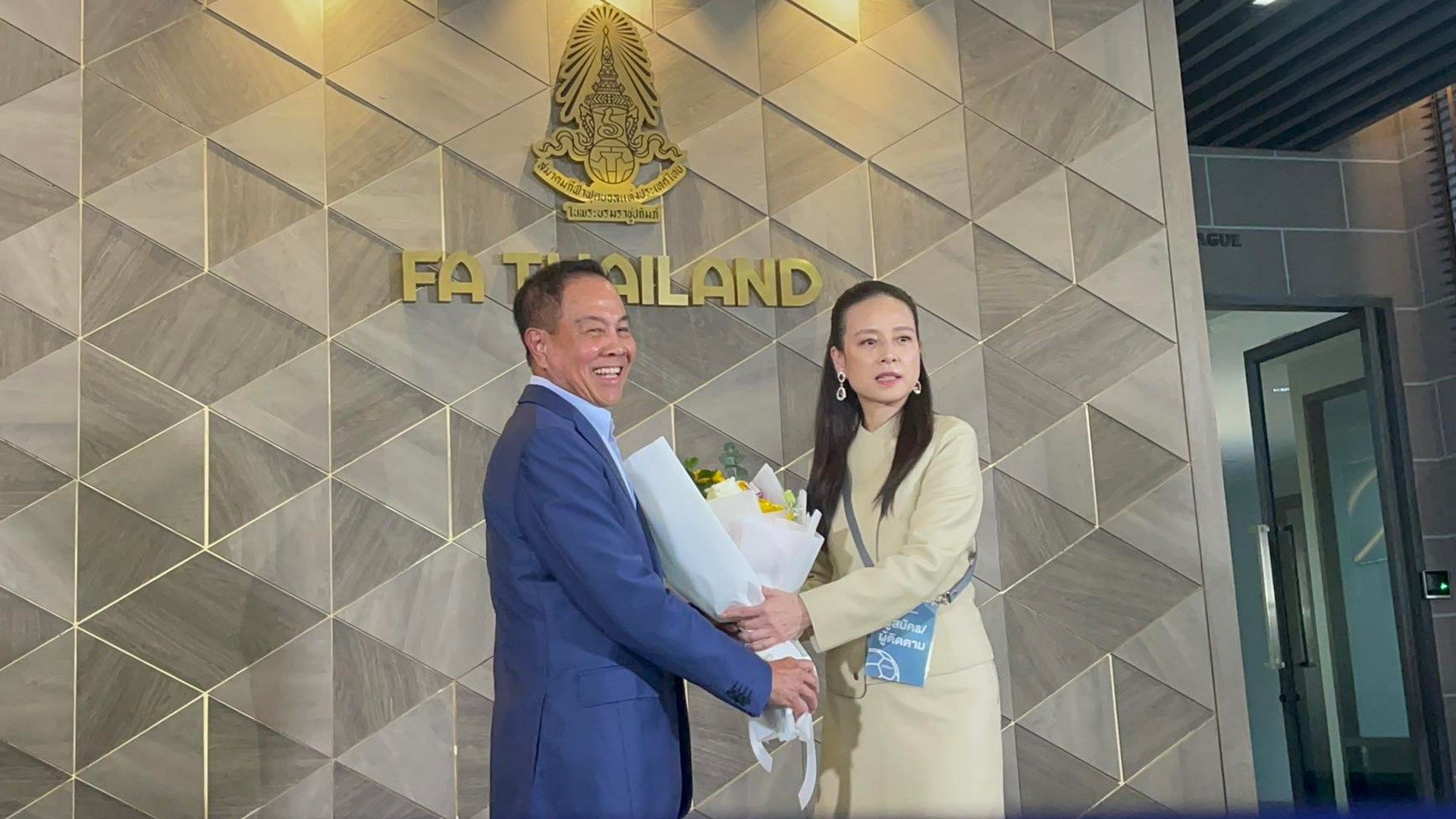 สมยศ พุ่มพันธุ์ม่วง - นวลพรรณ ล่ำซำ