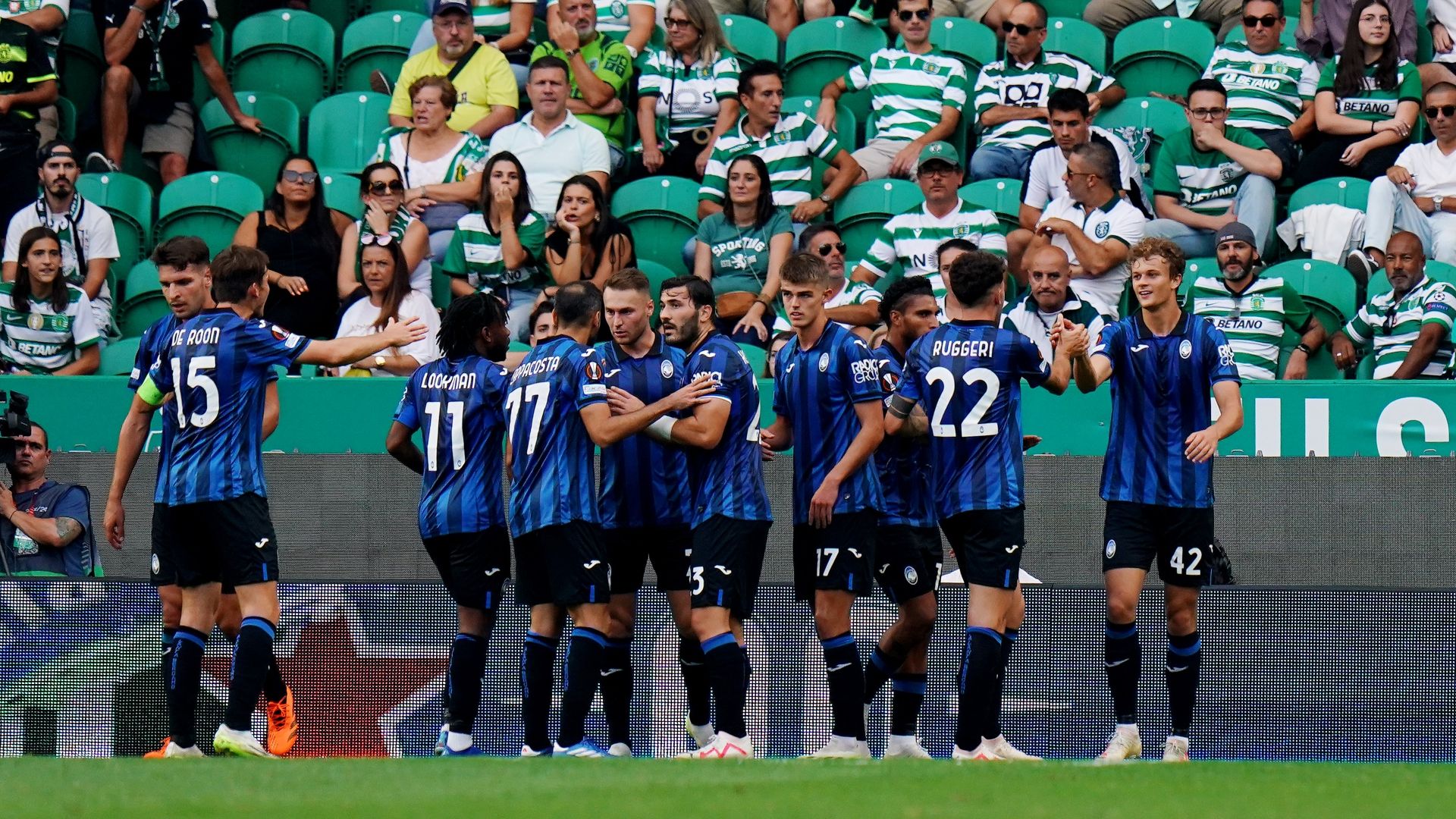 Atalanta celebrates goal against Sporting