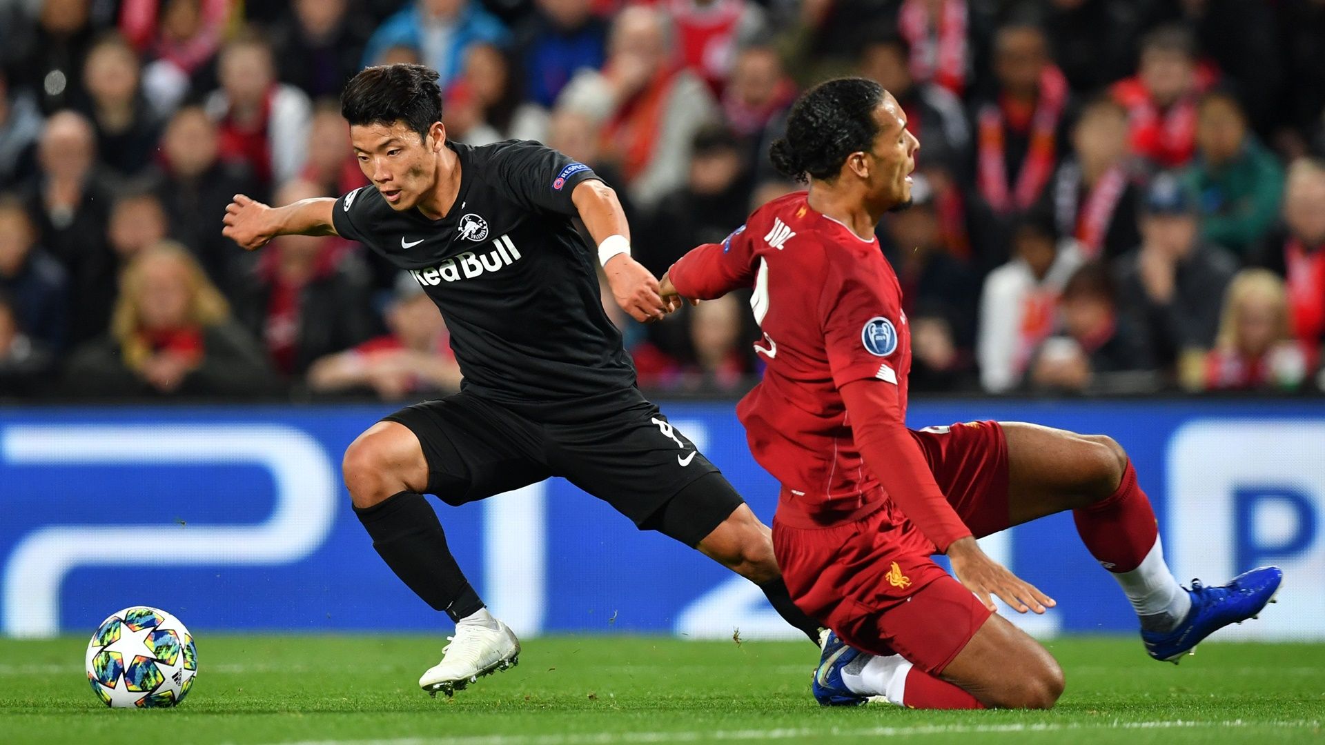 Hwang Hee-chan Virgil Van Dijk Liverpool vs Red Bull Salzburg UEFA Champions League 2019/2020
