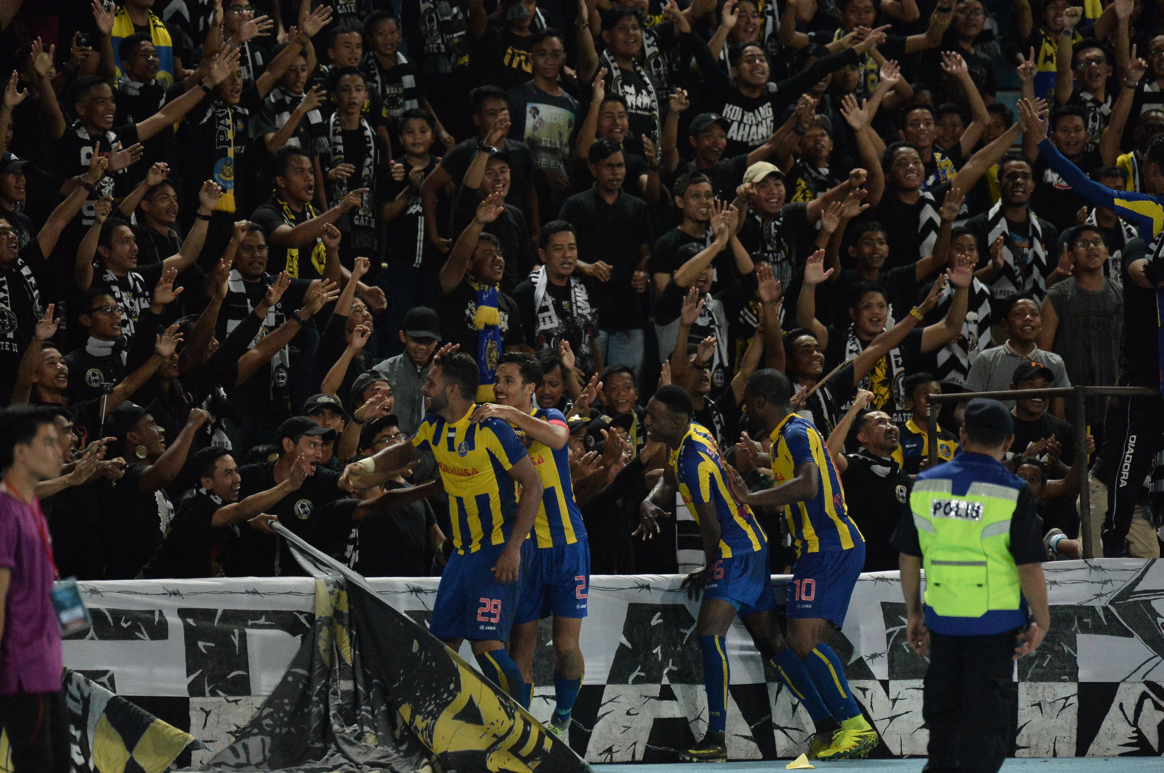 Pahang players celebrate their goal against T-Team with their fans 27/1/2017