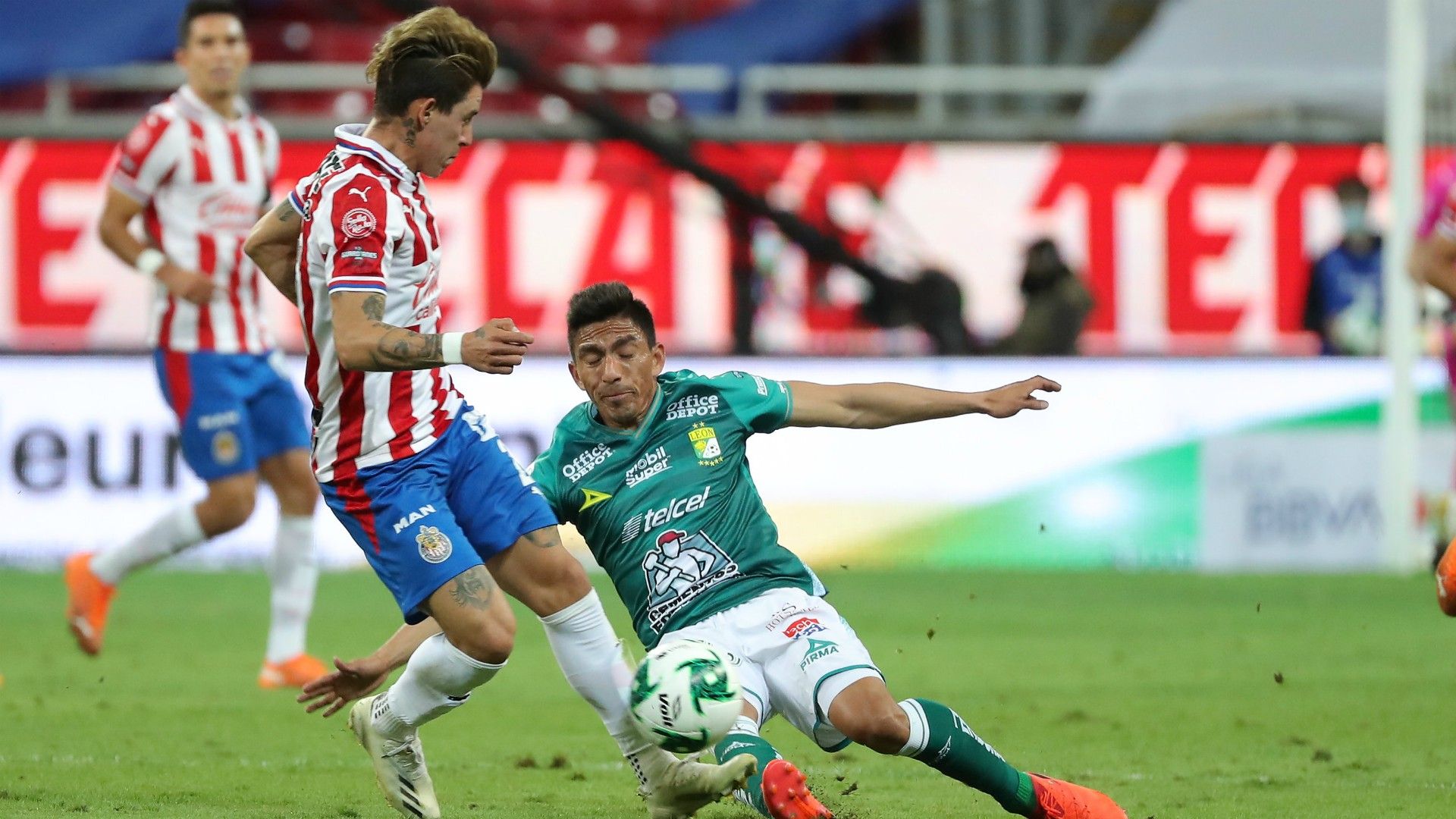 Cristian Calderón Angel Mena Chivas vs León