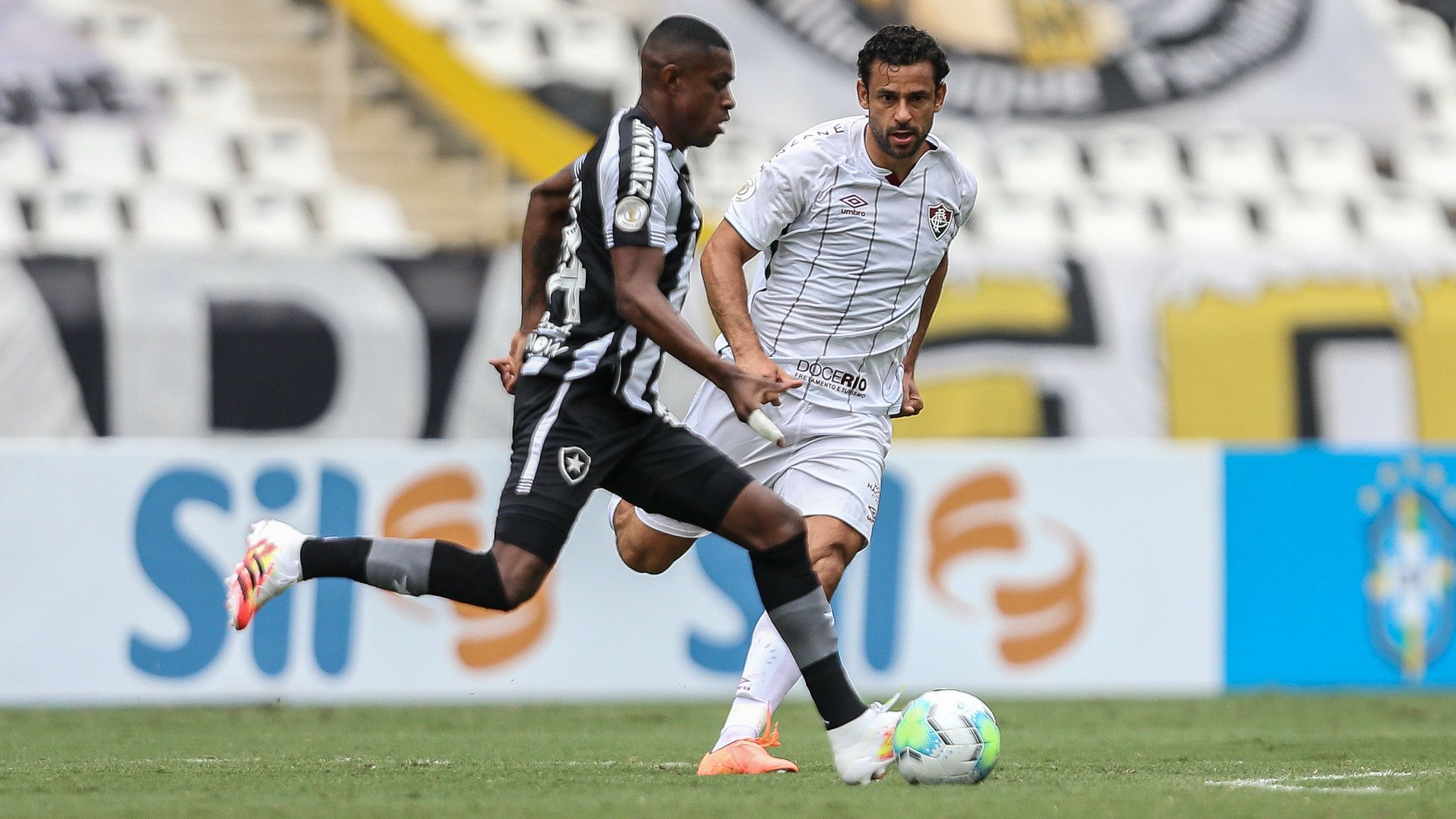 Fred disputa bola em Botafogo x Fluminense