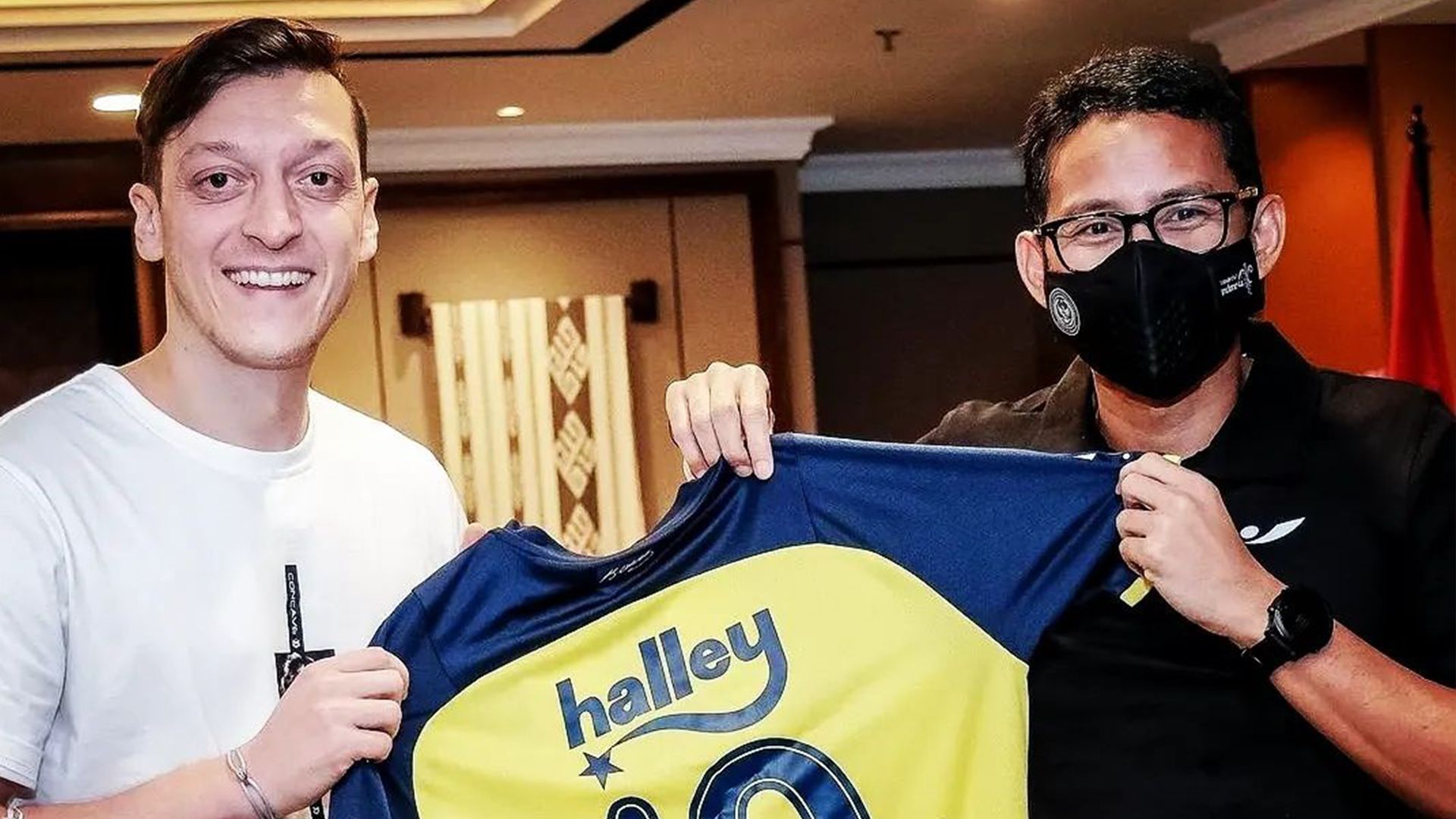 Mesut Ozil Sandiaga Uno