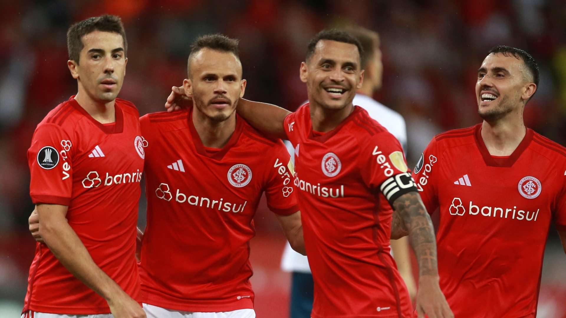 Jogadores do Internacional comemoram gol no jogo contra o Nacional, pela Copa Libertadores, 03/05/2023