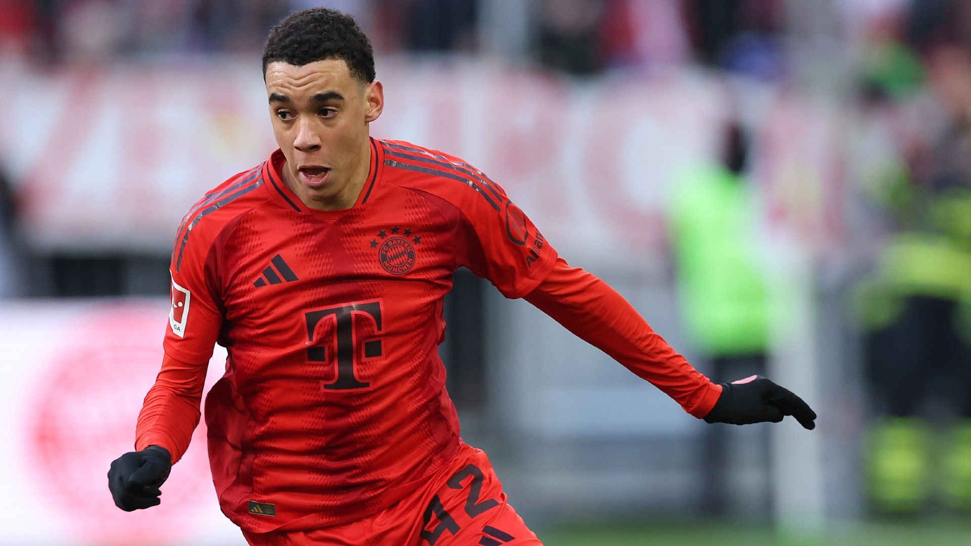 Jamal Musiala of FC Bayern München runs with the ball 