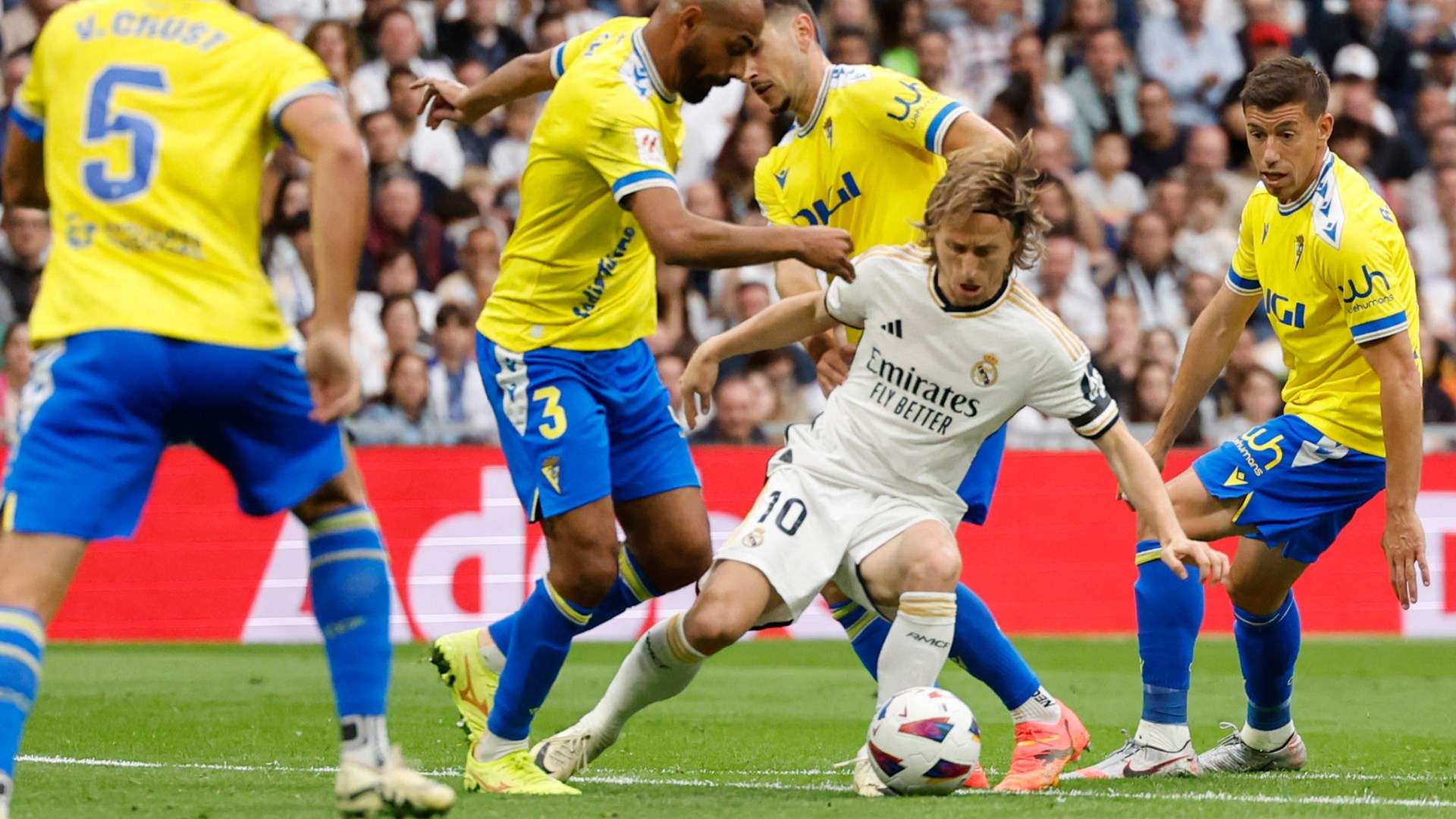 Luka Modric being closed down by multiple Cadiz defenders 2023-24