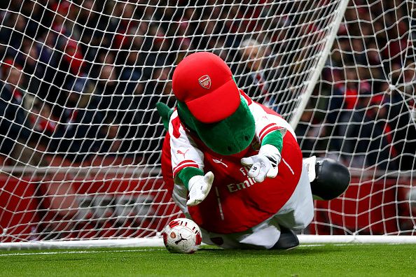 La mascota del Arsenal, el Gunnersaurus, en el entretiempo.