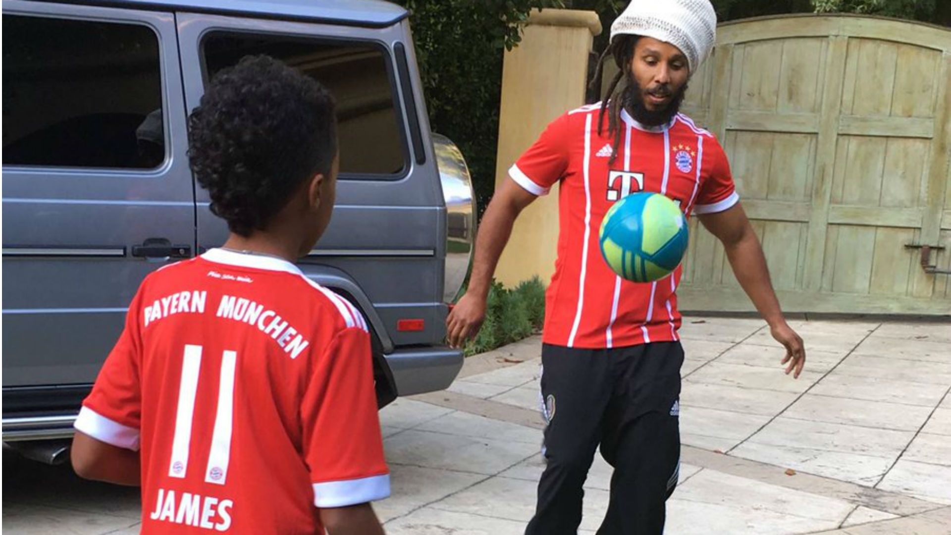 Nieto de Bob Marley hincha de James