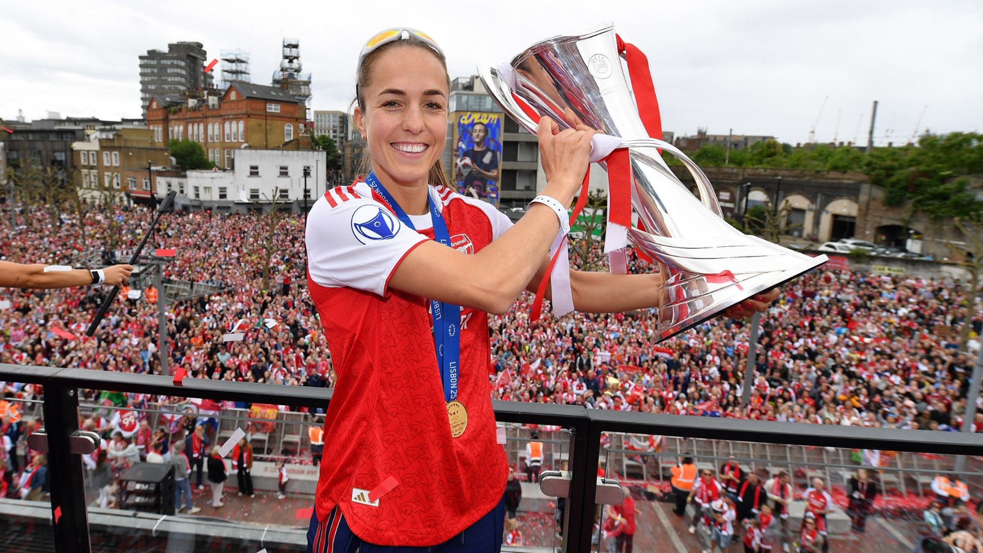 Lia Walti Arsenal UWCL trophy 2025