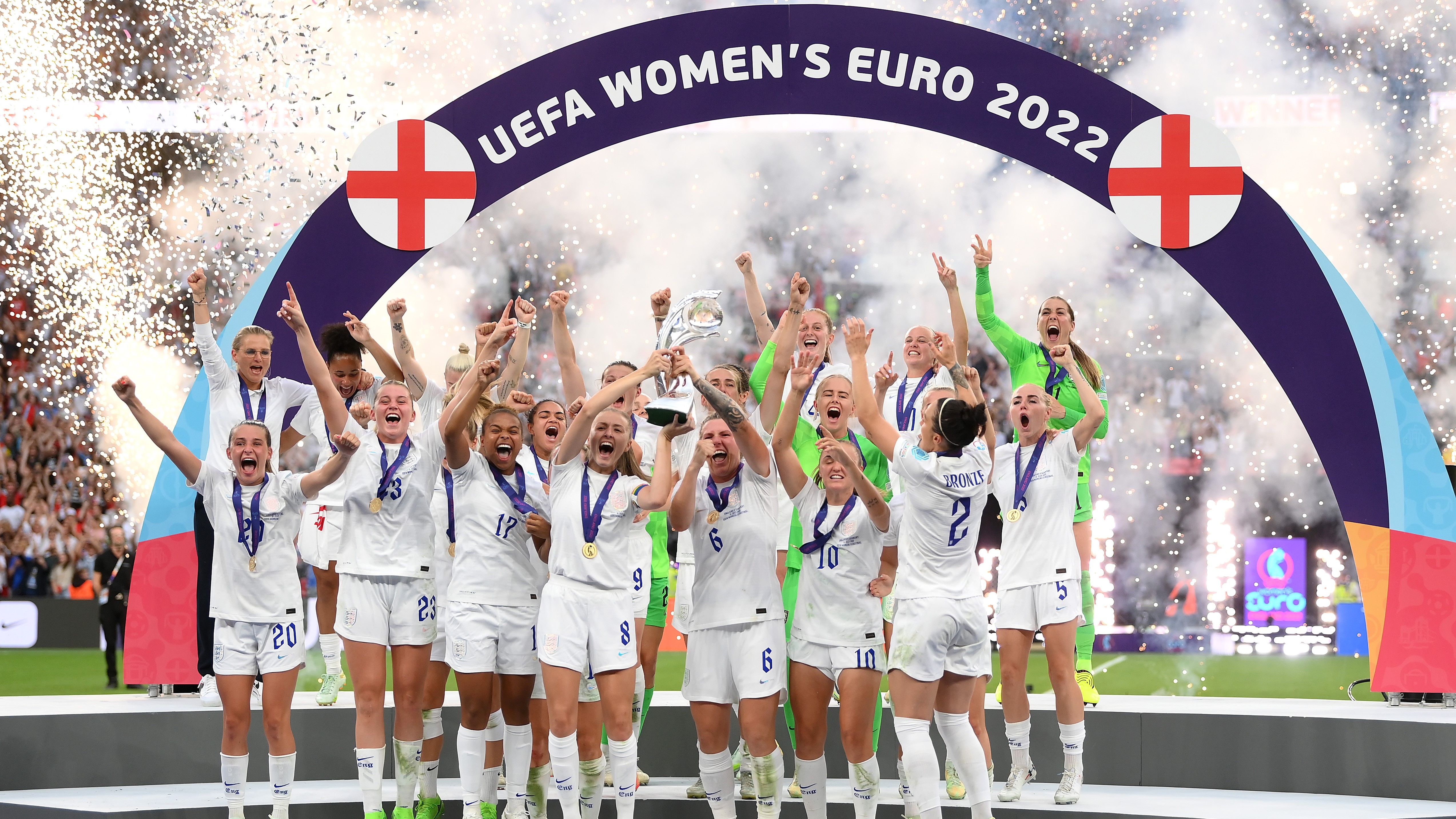 England Euro 2022 trophy lift 16:9