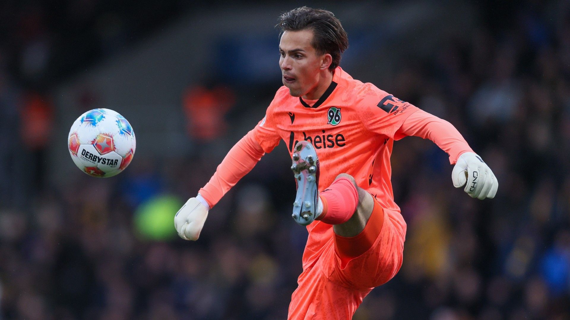goalkeeper Nahuel Noll of Hannover