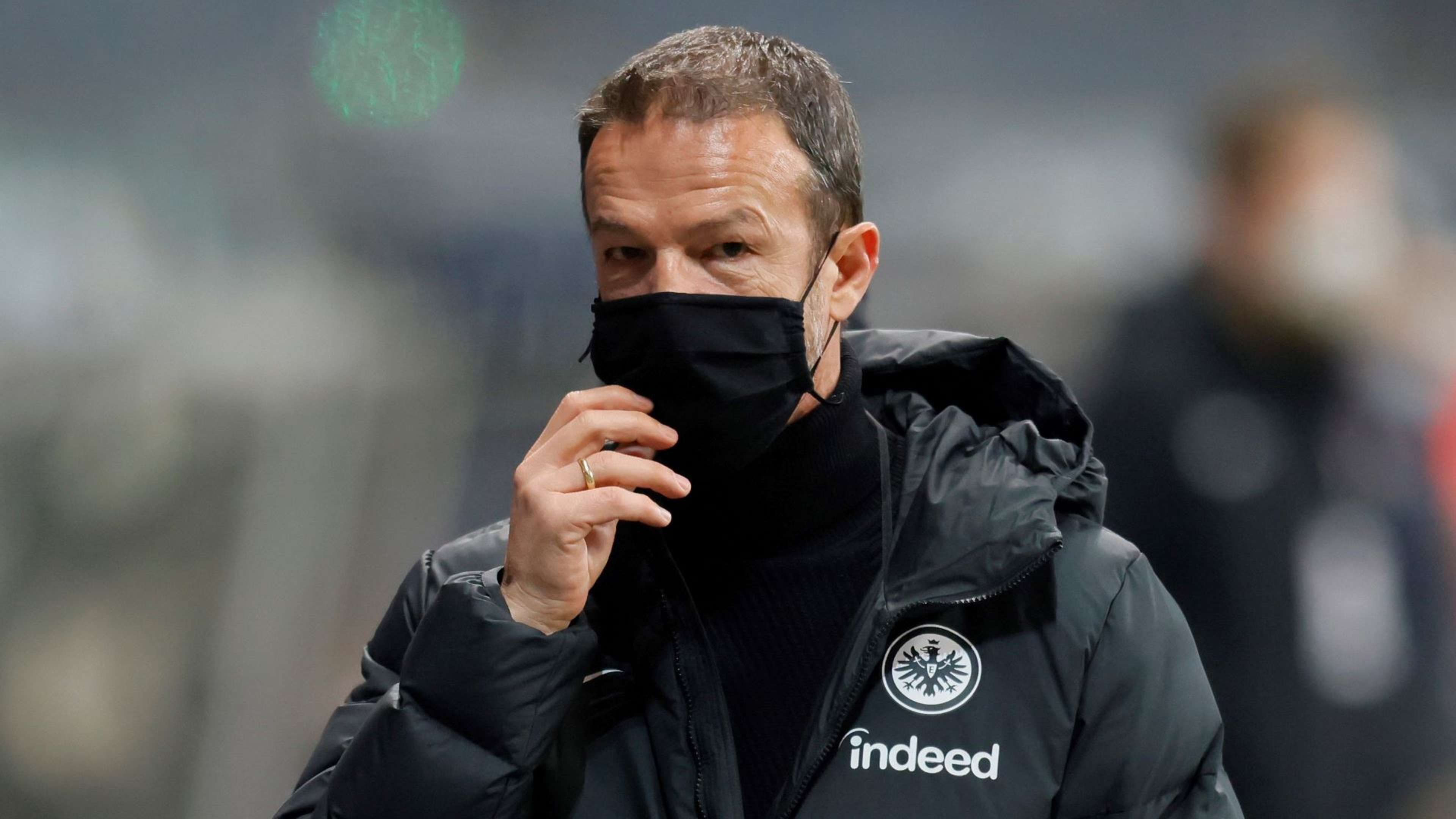 Eintracht Frankfurt Bobic mit Maske