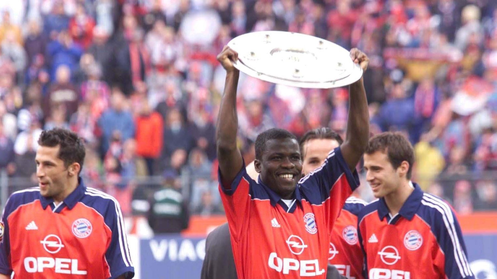 Sammy Kuffour FC Bayern Meister Meisterschale