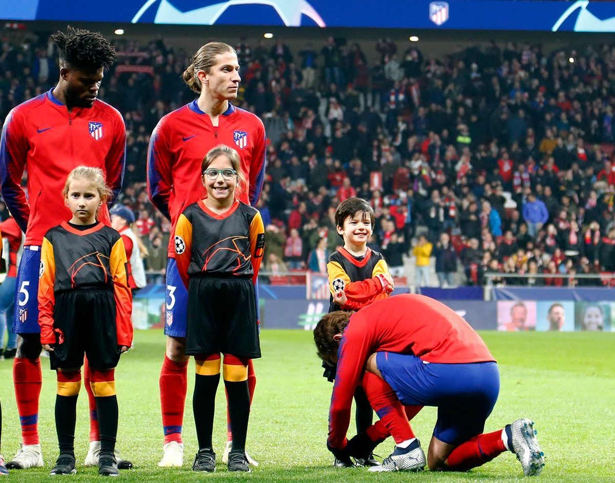 Griezmann atando cordones